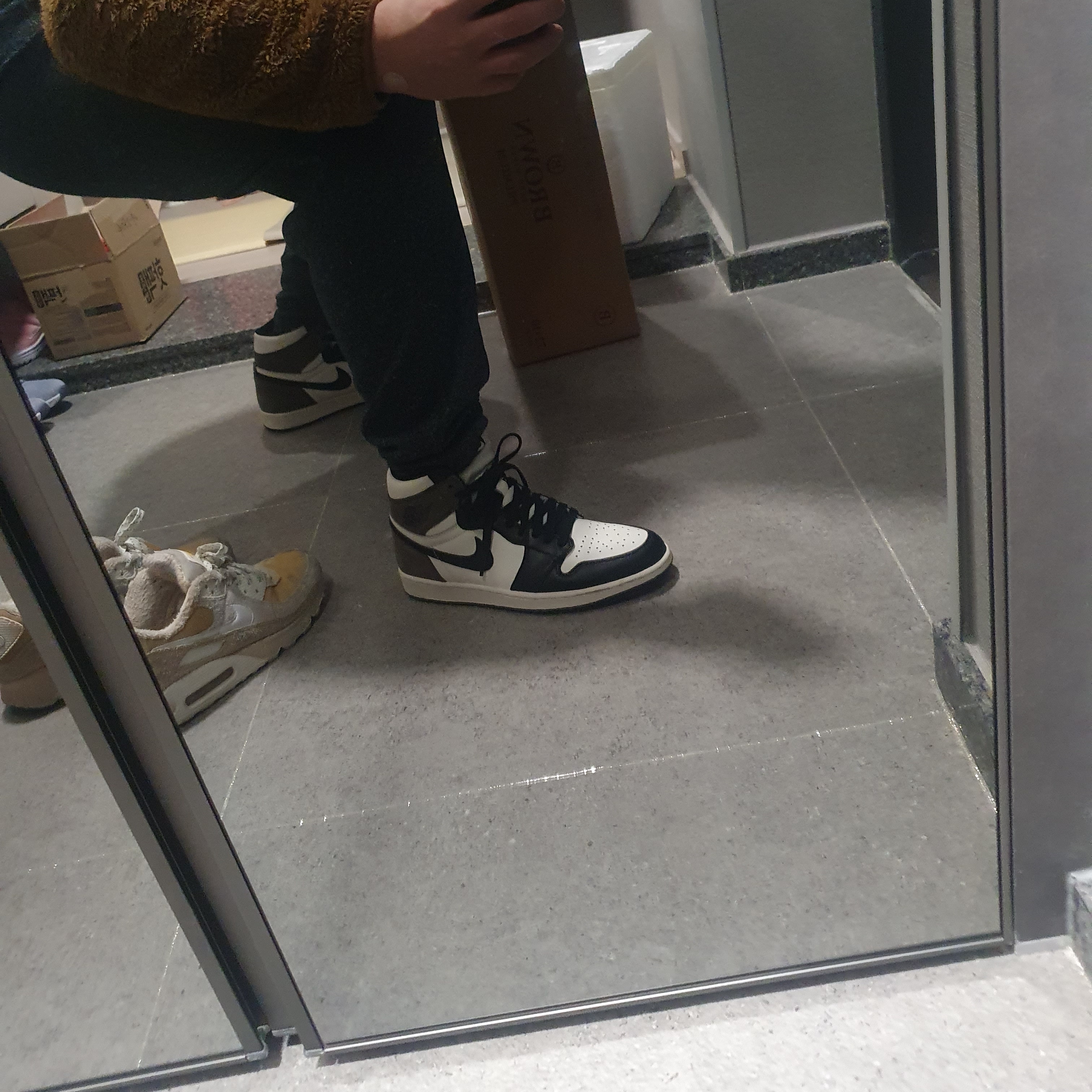 Jordan 1 Retro High OG Black Mocha 착용 스타일 - 2