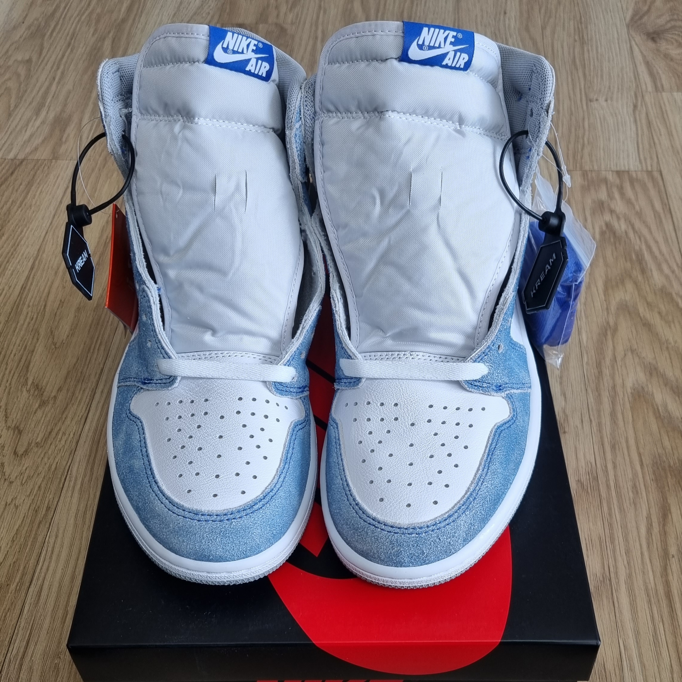 Jordan 1 Retro High OG Hyper Royal 착용 스타일 - 1