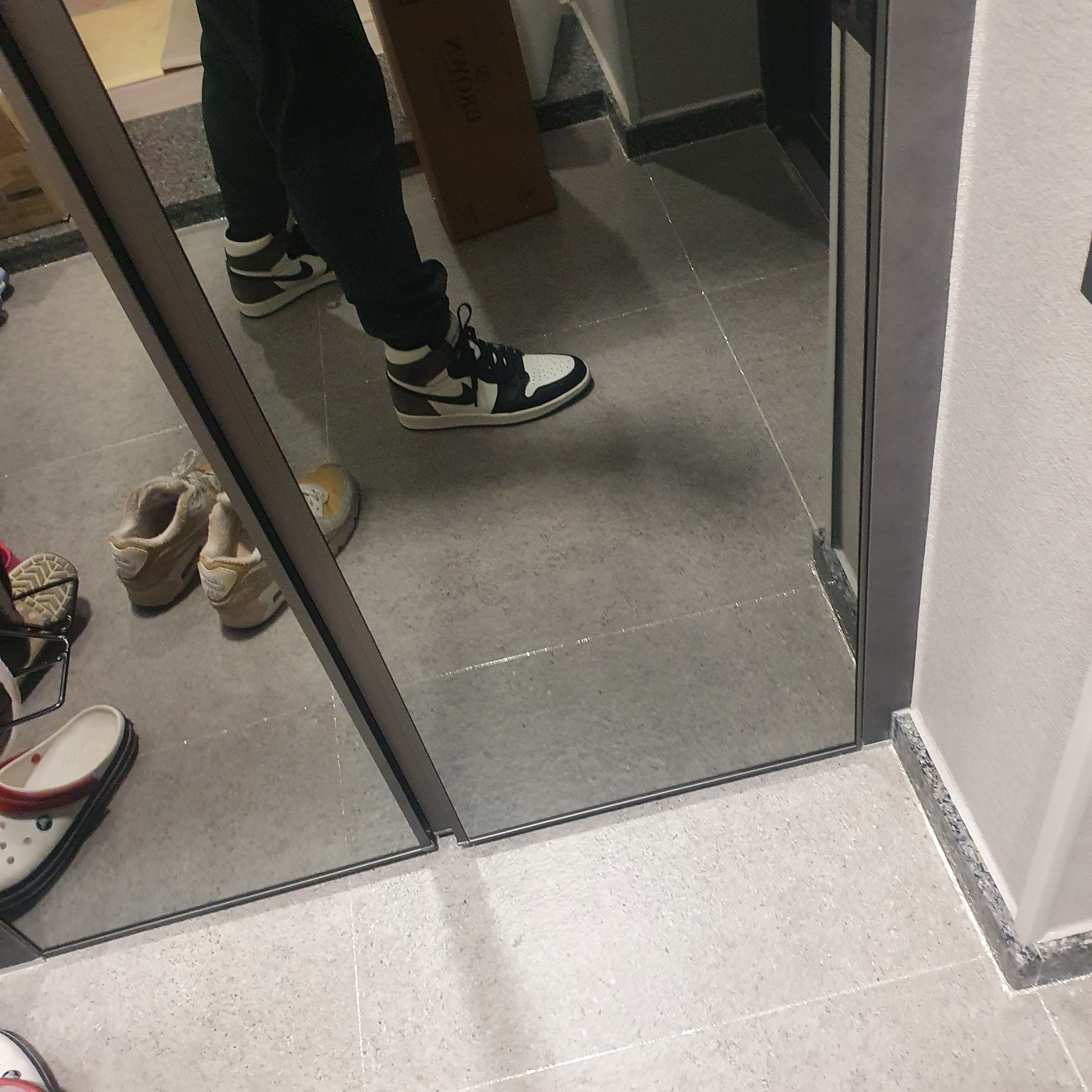 Jordan 1 Retro High OG Black Mocha 착용 스타일 - 1