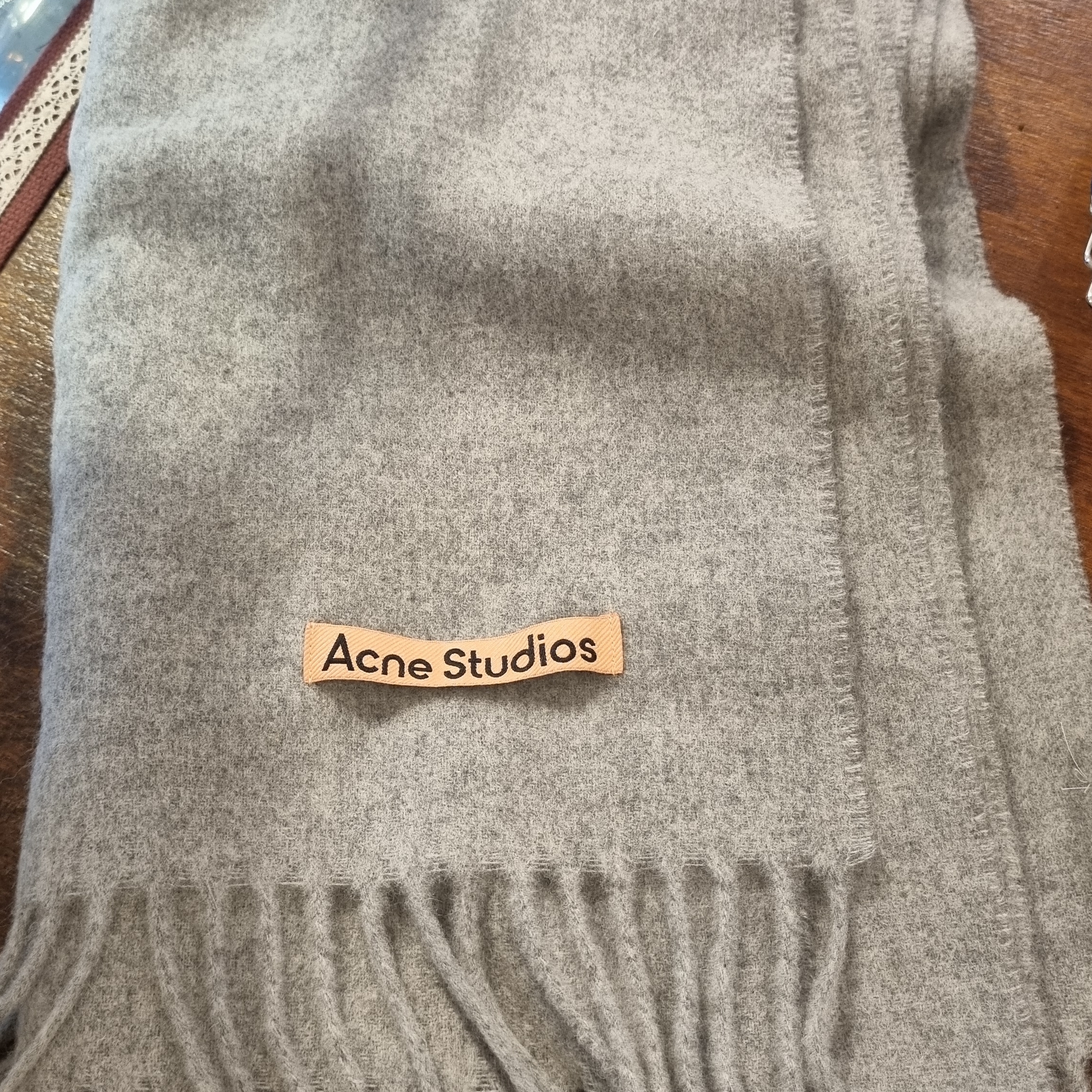 Acne Studios Canada Narrow New Wool Muffler Light Grey Melange 착용 스타일