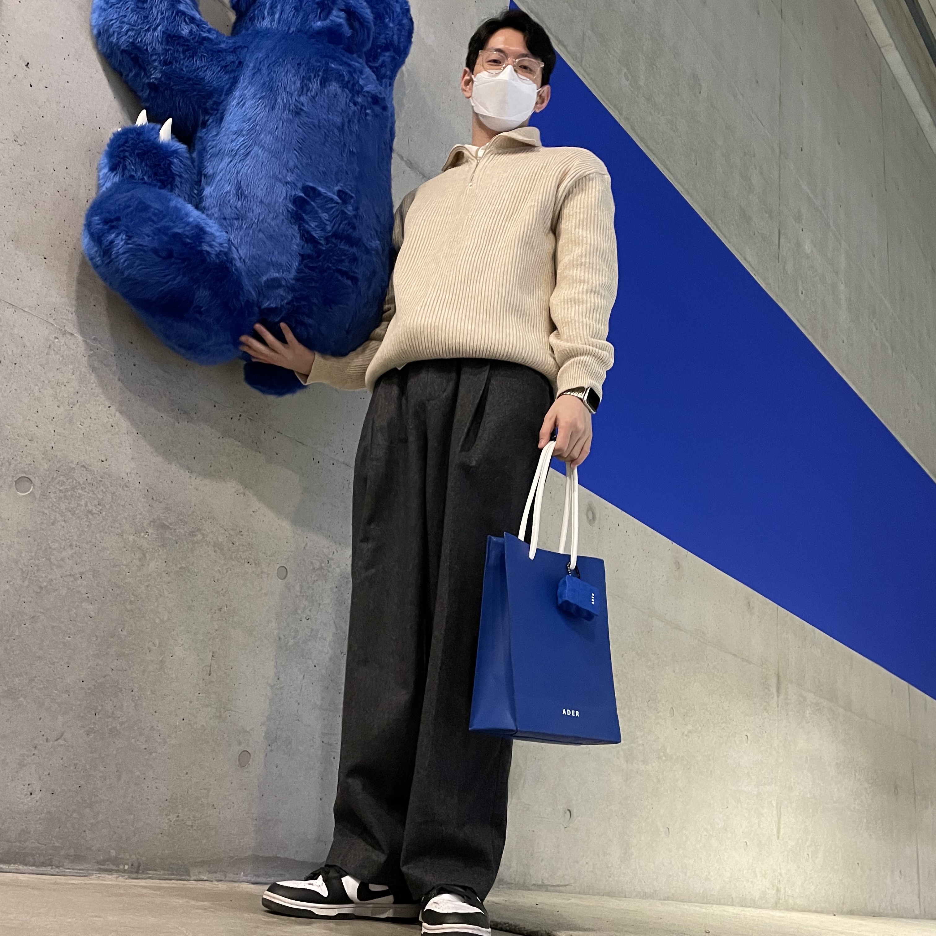 Nike Dunk Low Retro Black, Ader Error Blue Bag Blue 착용 스타일