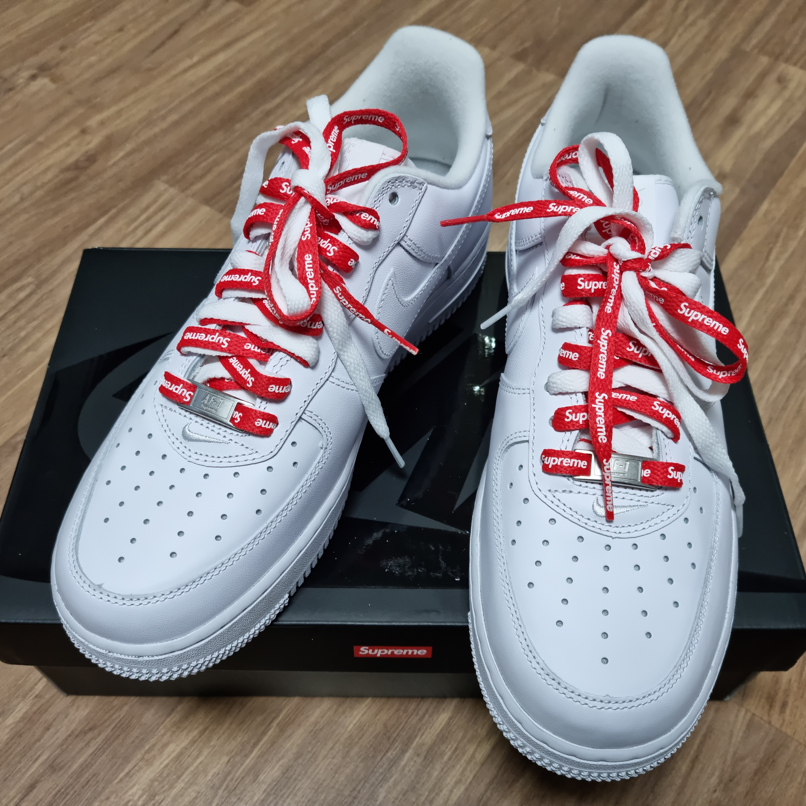 Nike x Supreme Air Force 1 Low White 착용 스타일 - 1