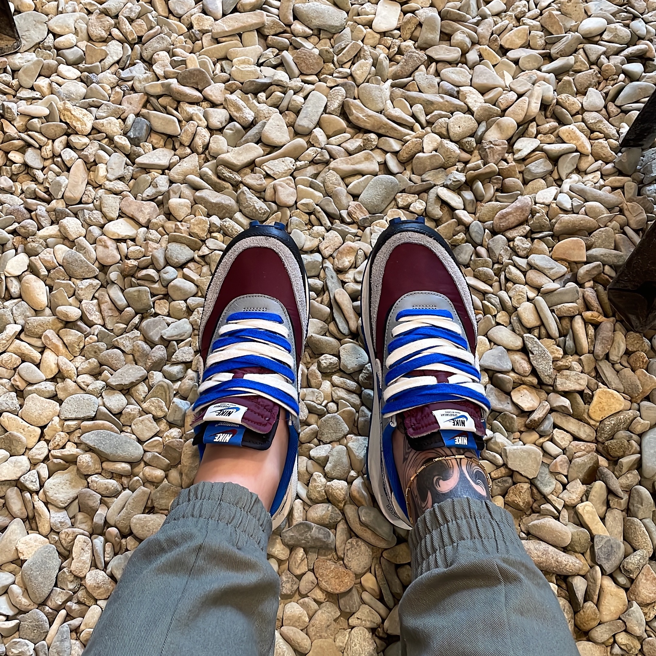 Nike x Sacai x Undercover LDWaffle Night Maroon Team Royal 착용 스타일