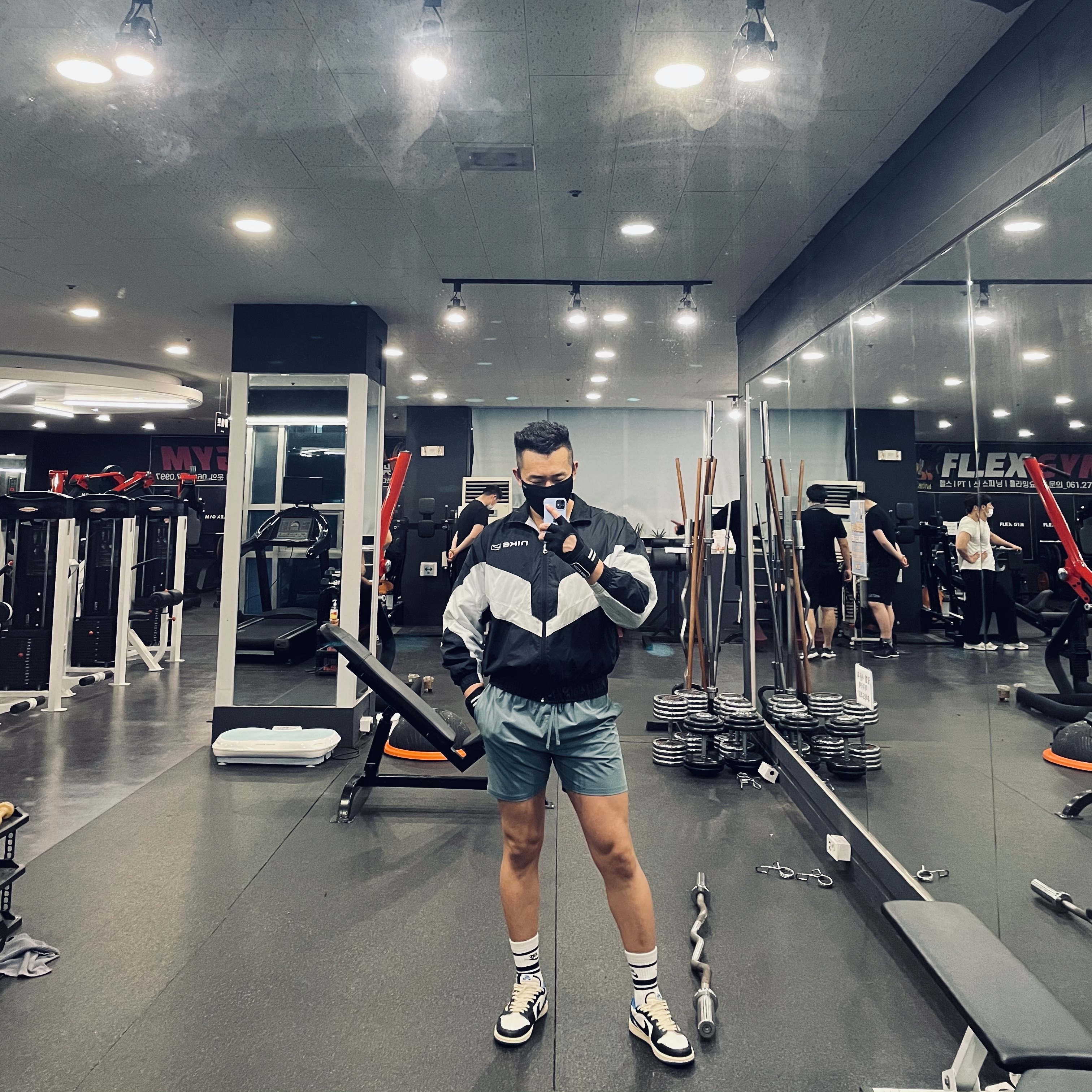 Jordan 1 x Travis Scott x Fragment Retro Low OG SP Military Blue 착용 스타일 - 1