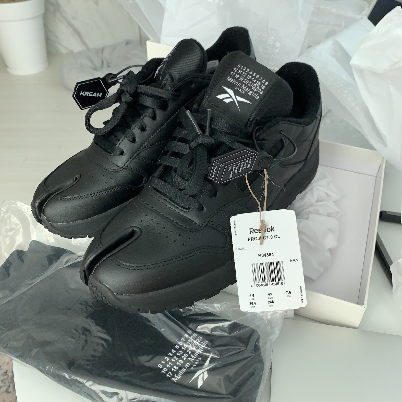 Reebok x Maison Margiela Classic Leather Tabi Shoes Black 착용 스타일 - 1