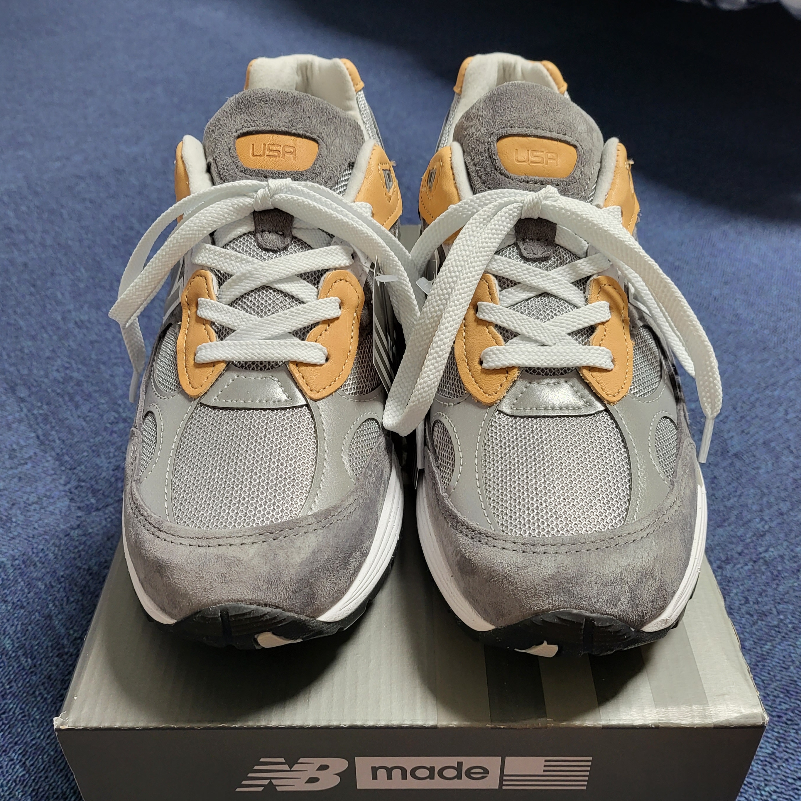 New Balance x Todd Snyder 992 Made in USA 10th Anniversary Grey Tan 착용 스타일 - 1