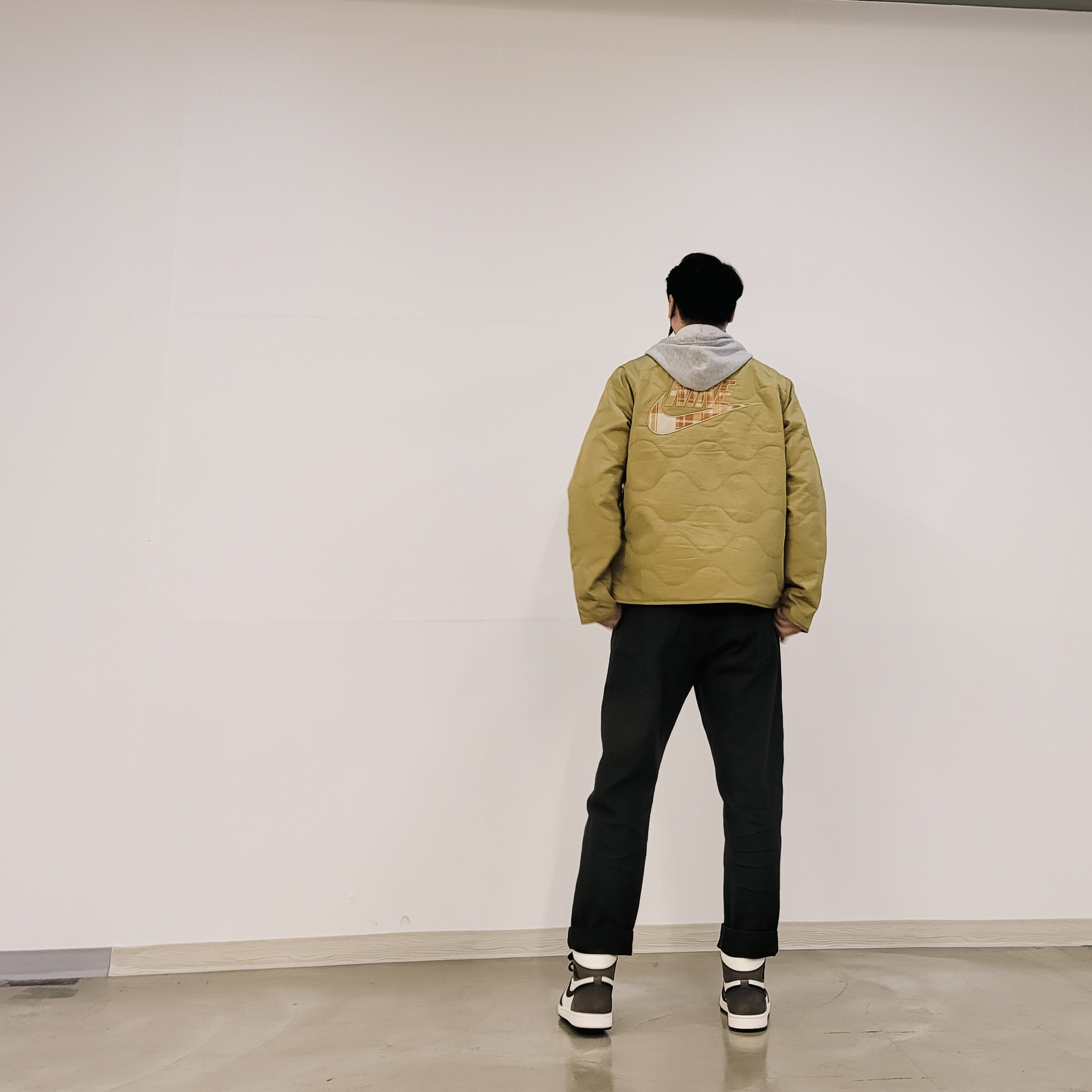 Jordan 1 Retro High OG Black Mocha 착용 스타일 - 2
