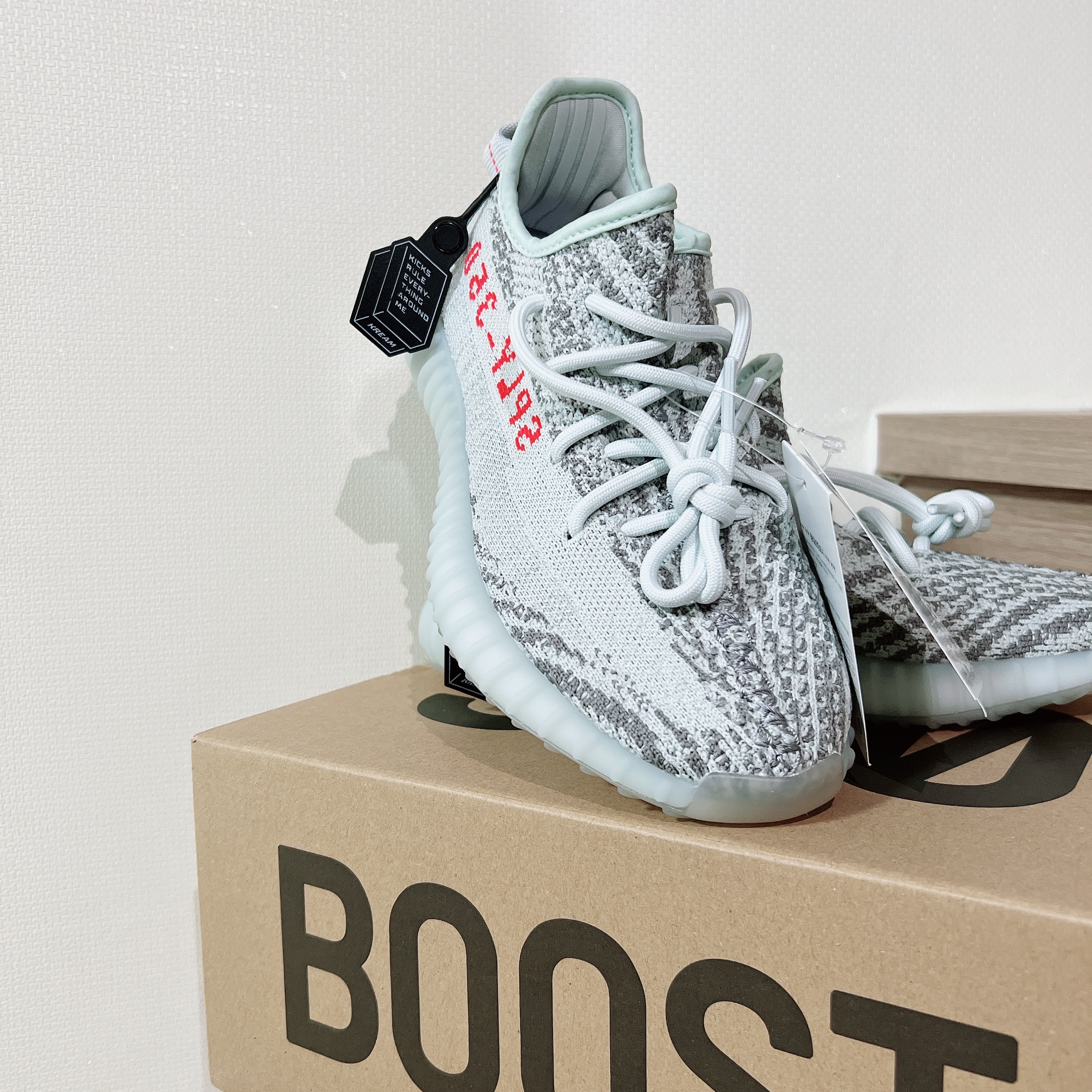 Adidas Yeezy Boost 350 V2 Blue Tint 2017 착용 스타일 - 1