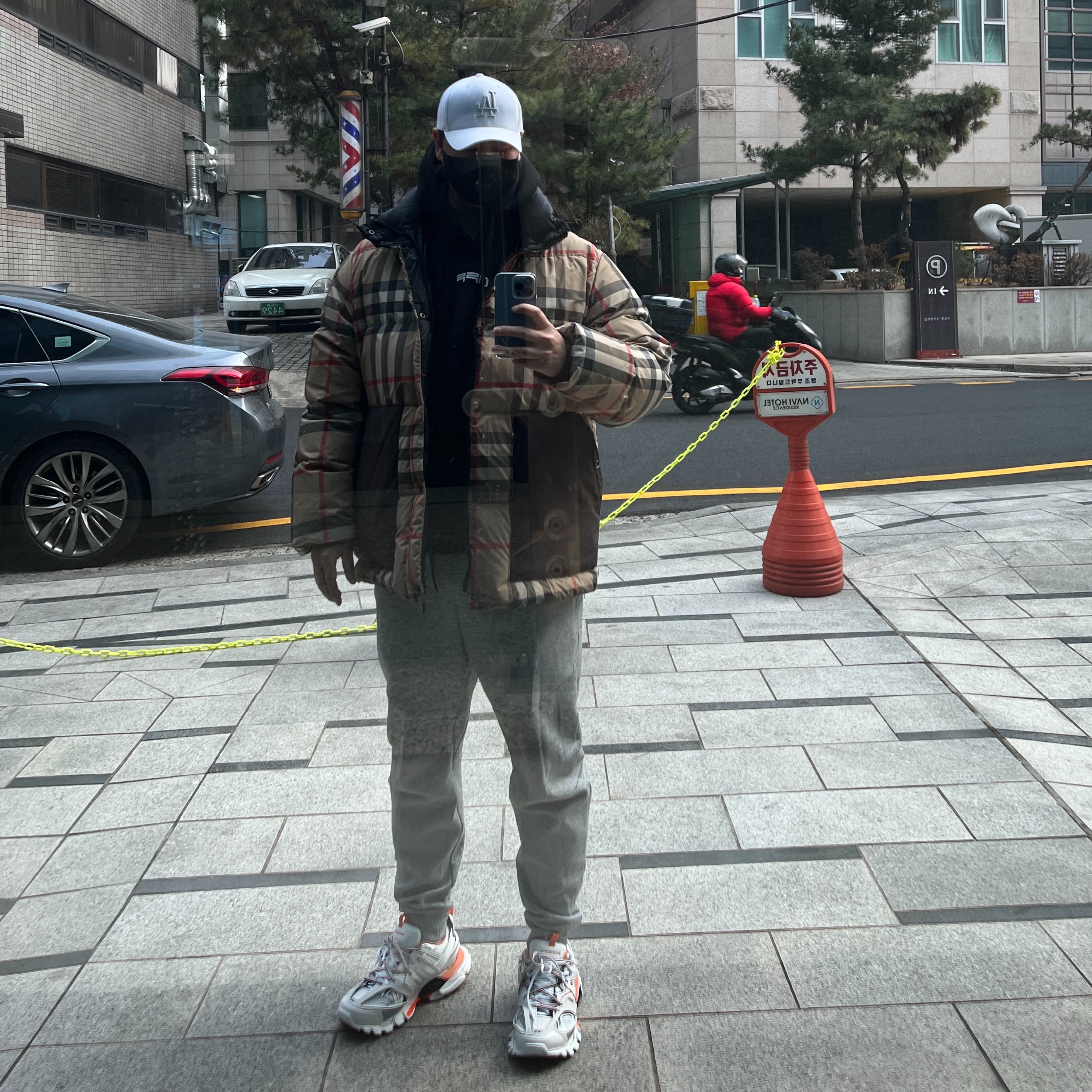 Balenciaga Track Sneakers White Orange 2019, Off-White Rubber Arrow Slim Hoodie Black 착용 스타일
