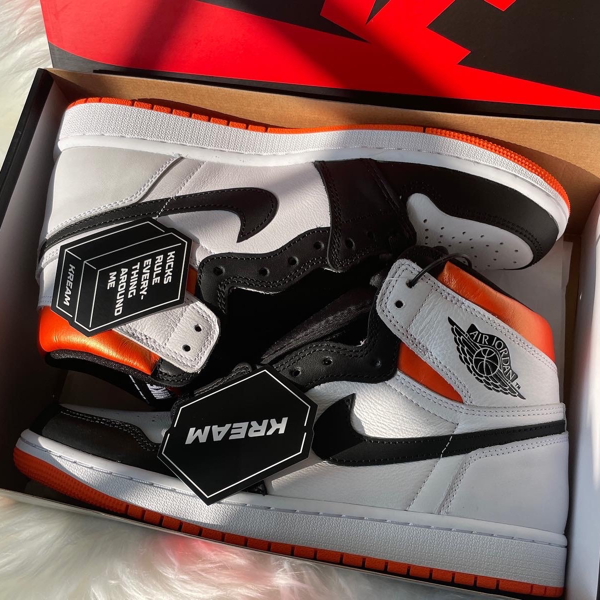 Jordan 1 Retro High OG Electro Orange 착용 스타일 - 2
