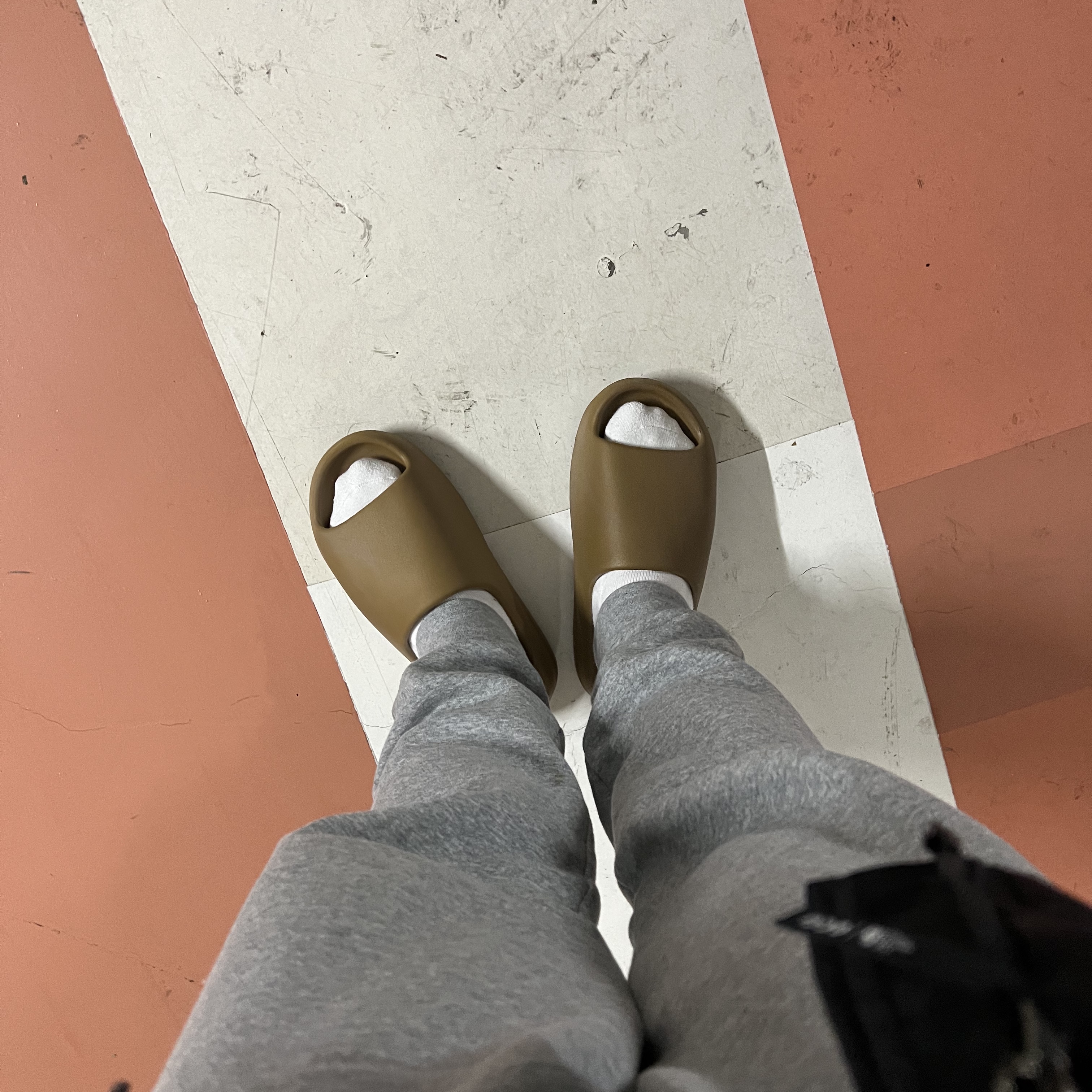 Adidas Yeezy Slide Ochre 착용 스타일 - 1