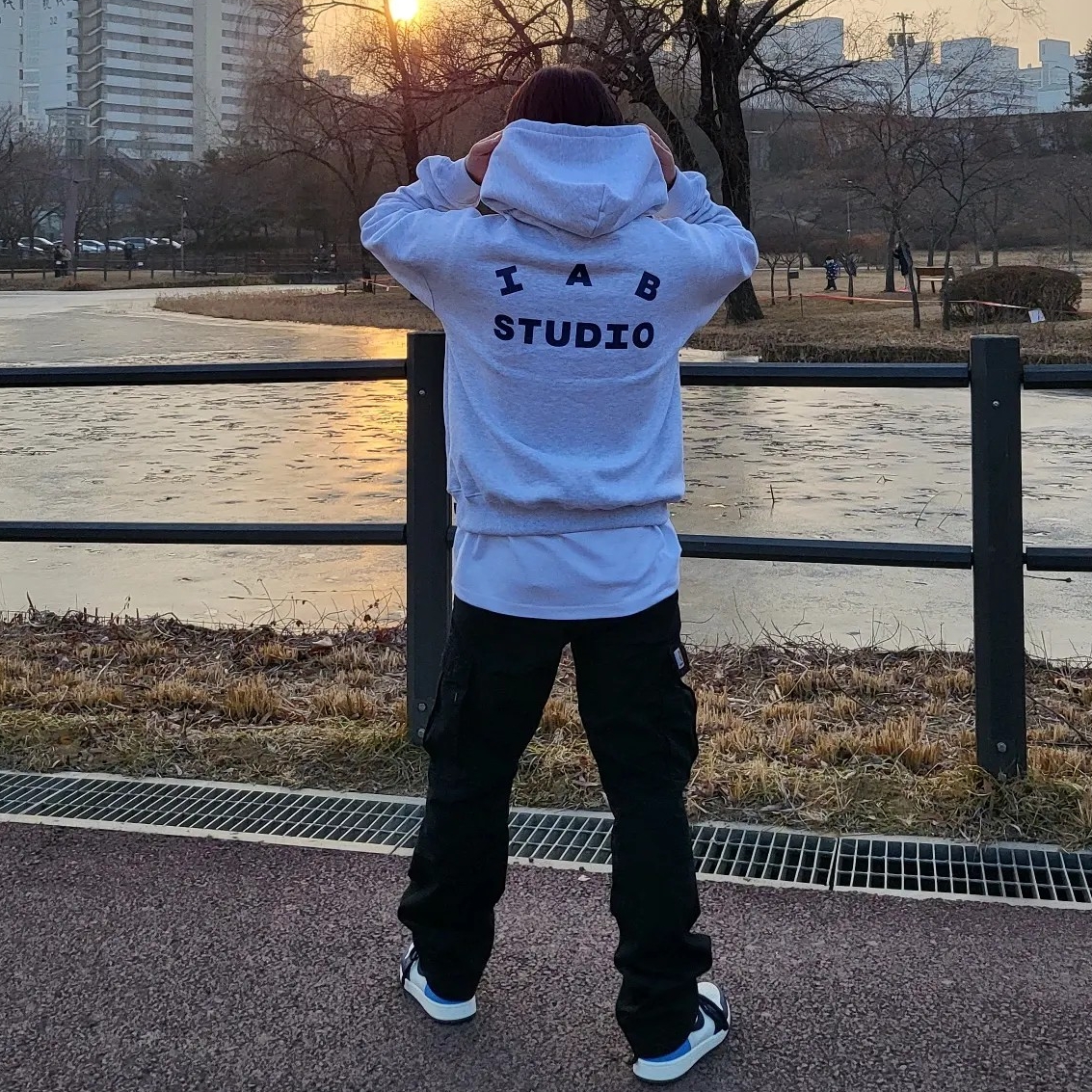 IAB Studio Hoodie Light Gray, Jordan 1 Retro High Obsidian UNC 착용 스타일