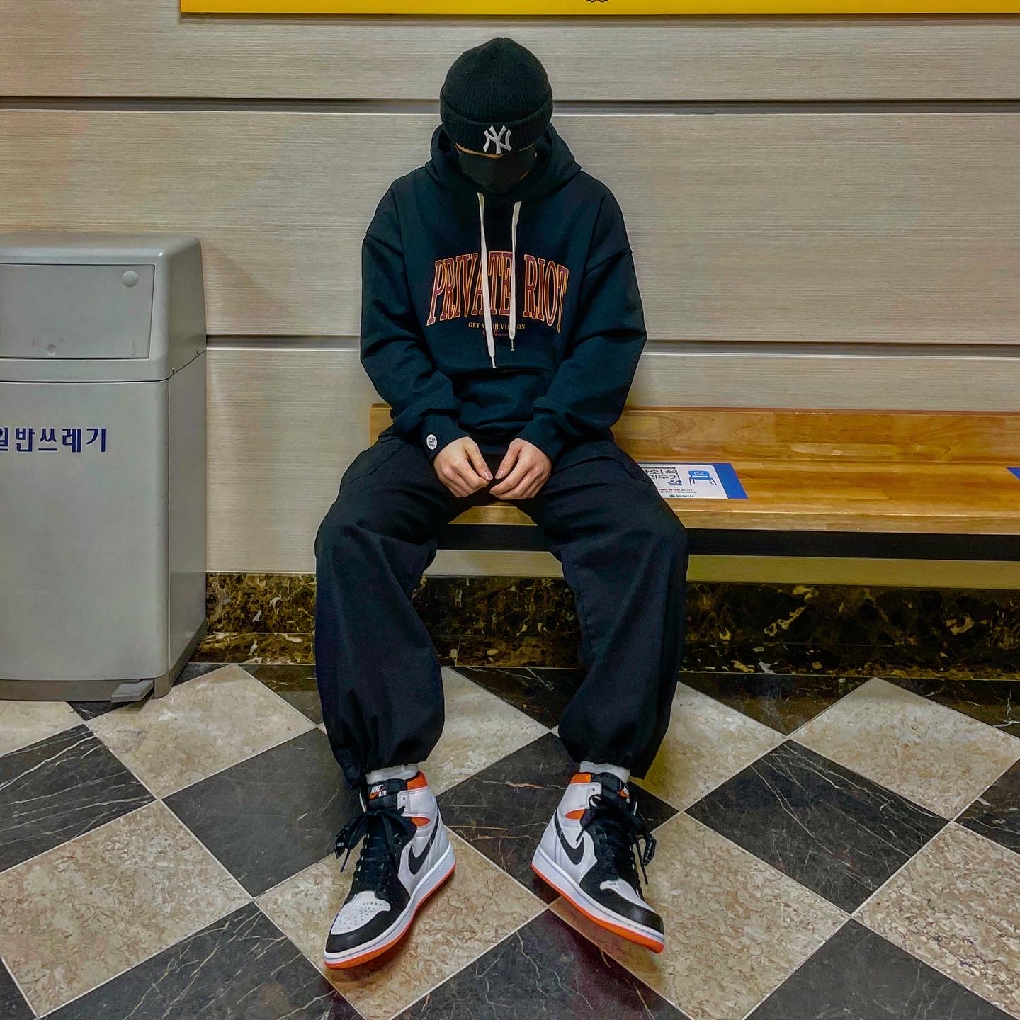 Jordan 1 Retro High OG Electro Orange 착용 스타일 - 5