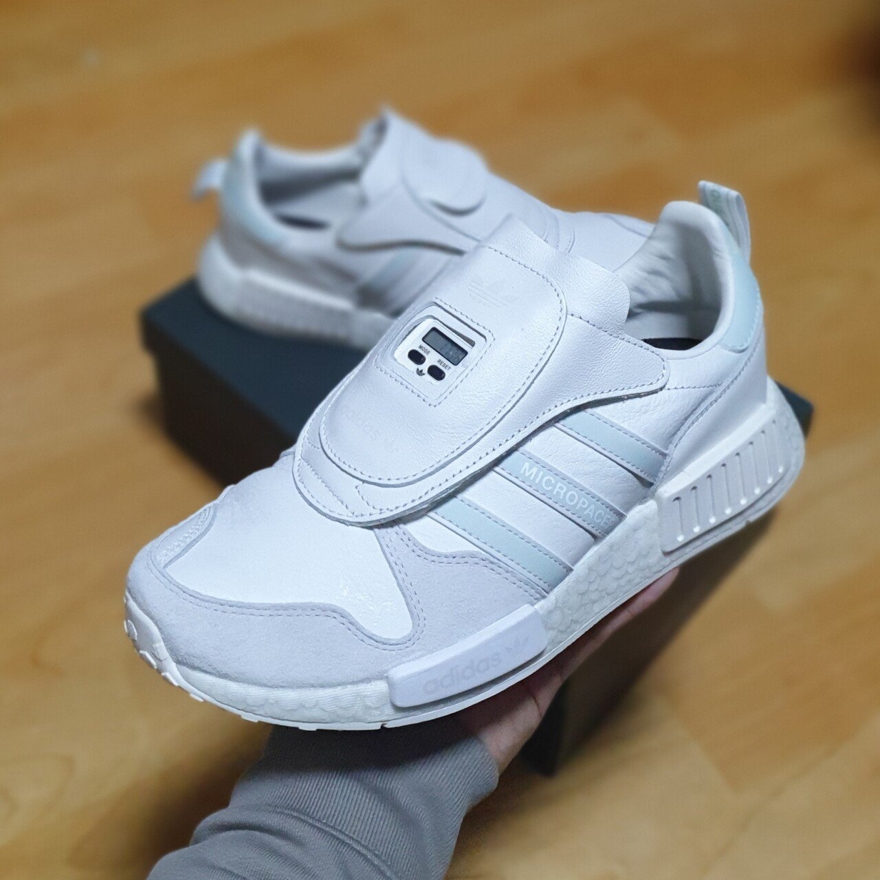 Adidas Micropacer R1 Triple White 착용 스타일