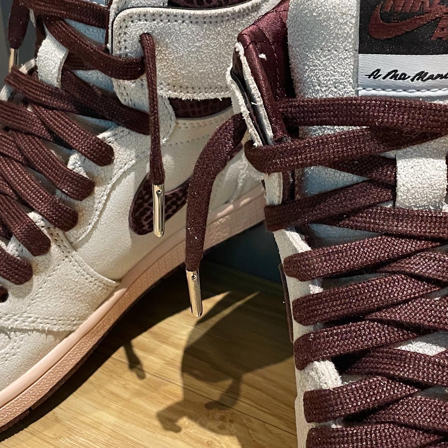 Jordan 1 x A Ma Maniere Retro High OG SP Sail and Burgundy 착용 스타일 - 2