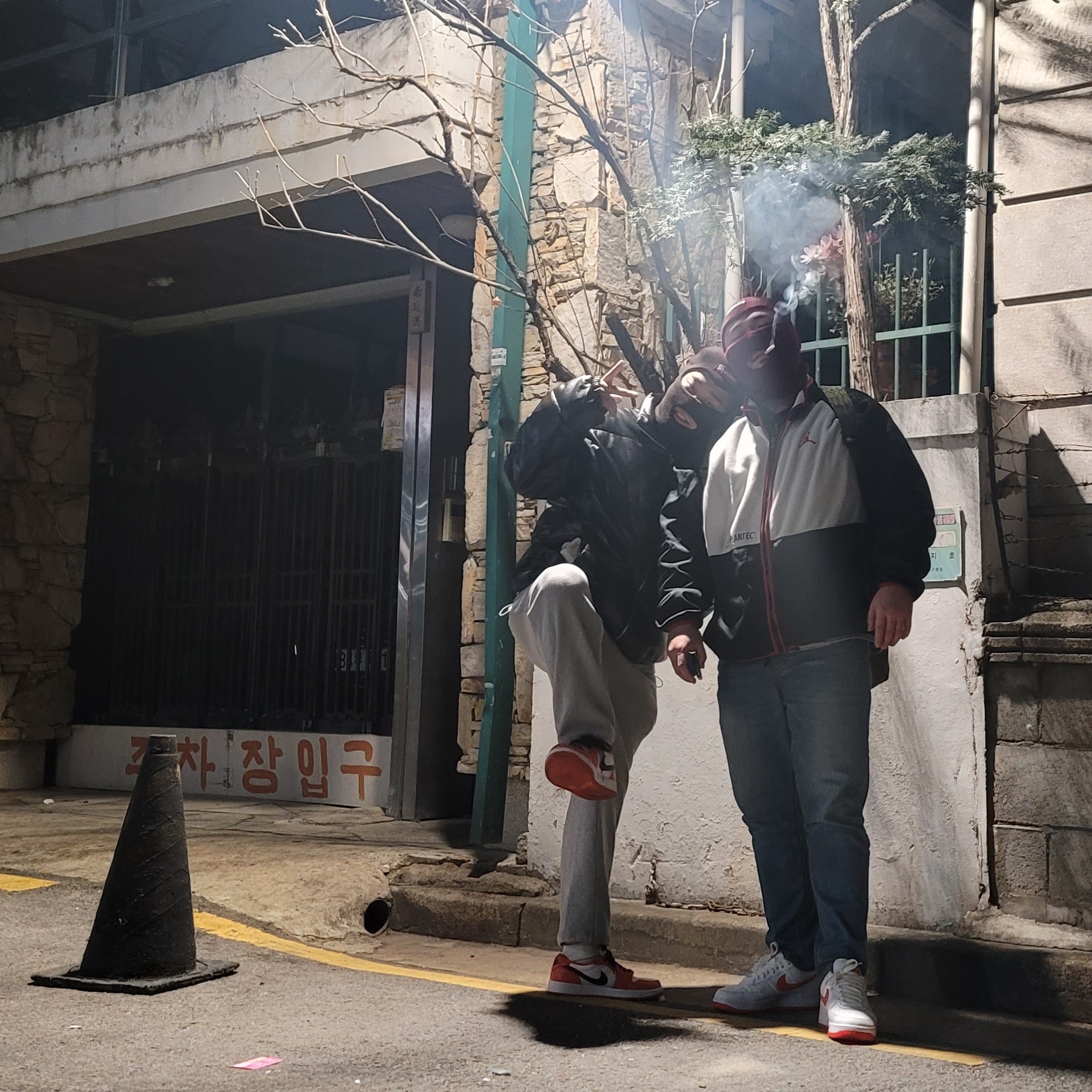 Jordan 1 Low OG Starfish, Nike Air Force 1 '07 Low White Team Orange 착용 스타일