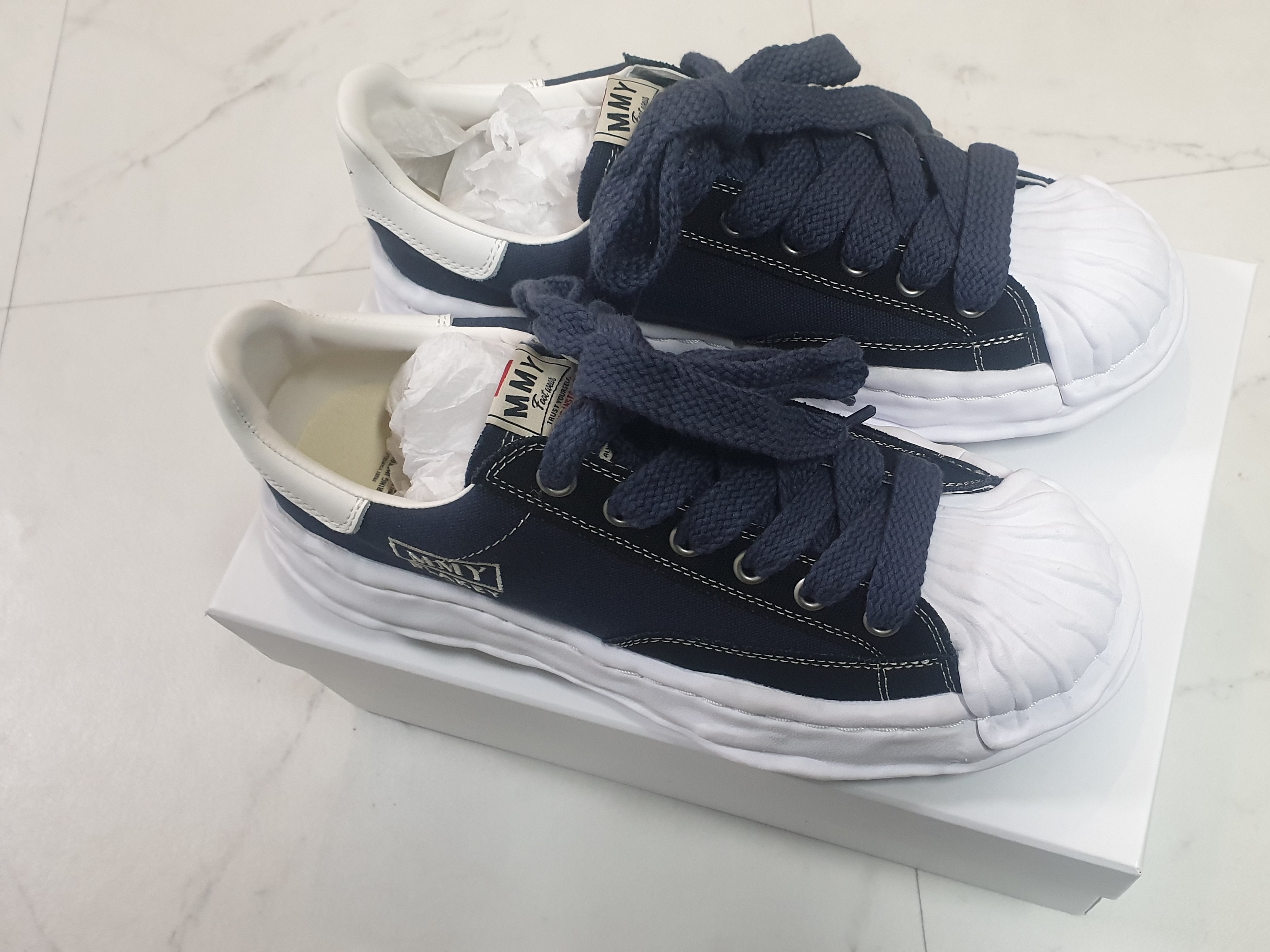 Maison Mihara Yasuhiro Blakey OG Sole Canvas Low-top Sneakers Black 착용 스타일 - 2