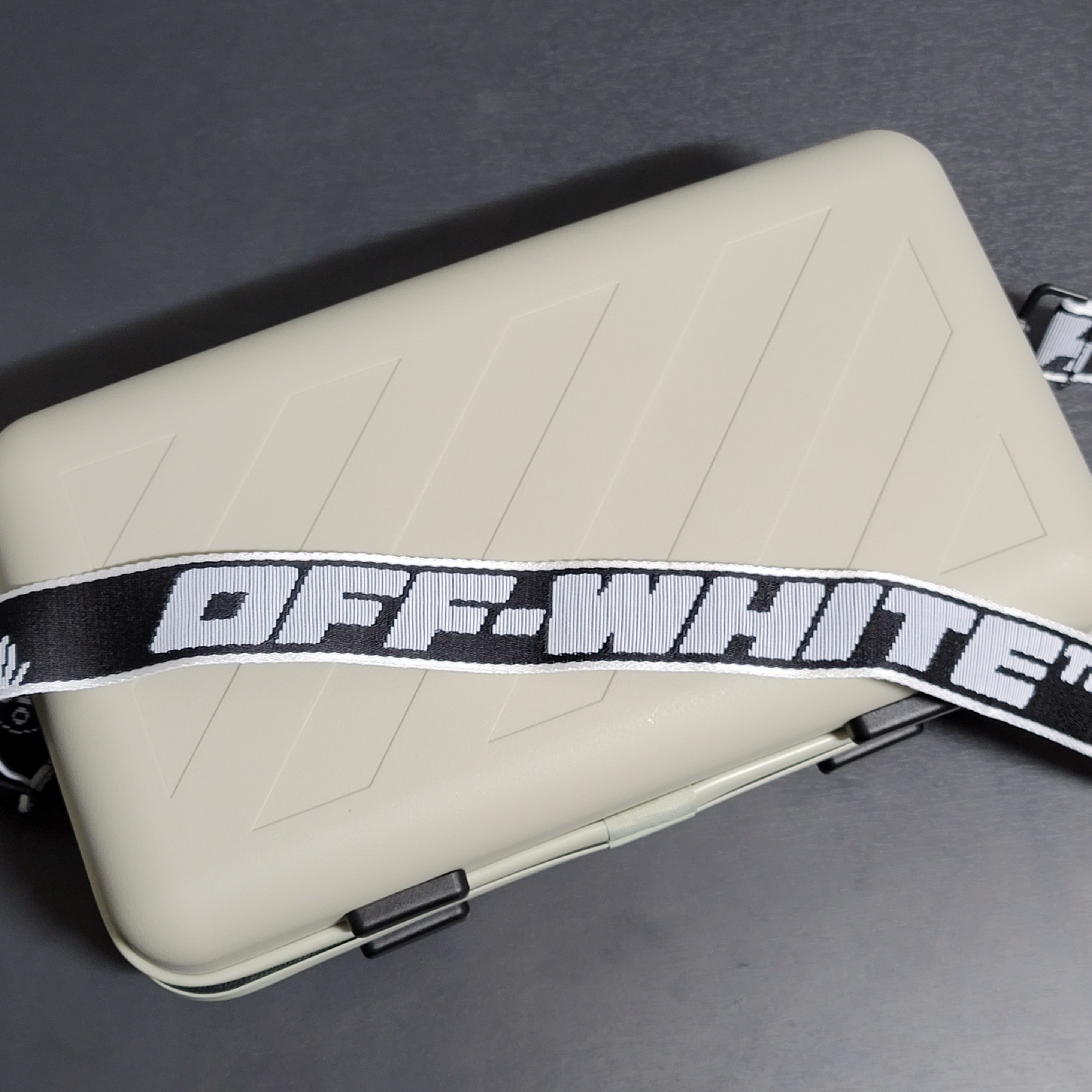 Off-White x Amore Pacific Protection Box (Without Cosmetics) 착용 스타일 - 1