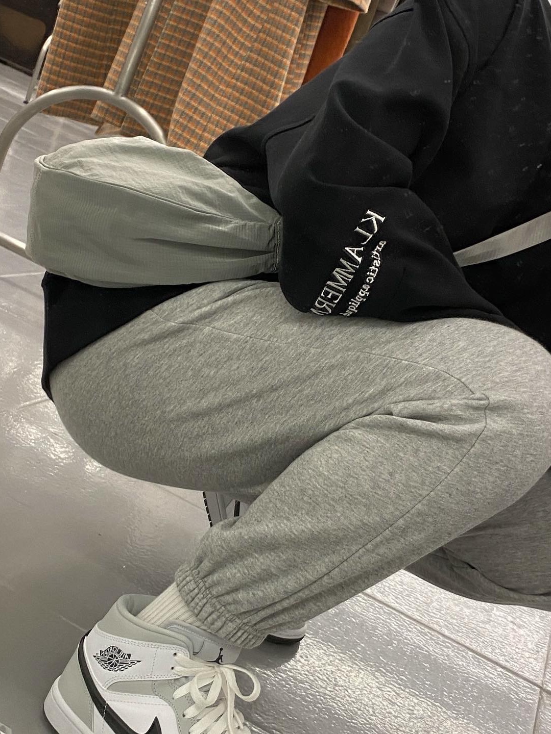 (W) Jordan 1 Mid Grey Fog 착용 스타일 - 2