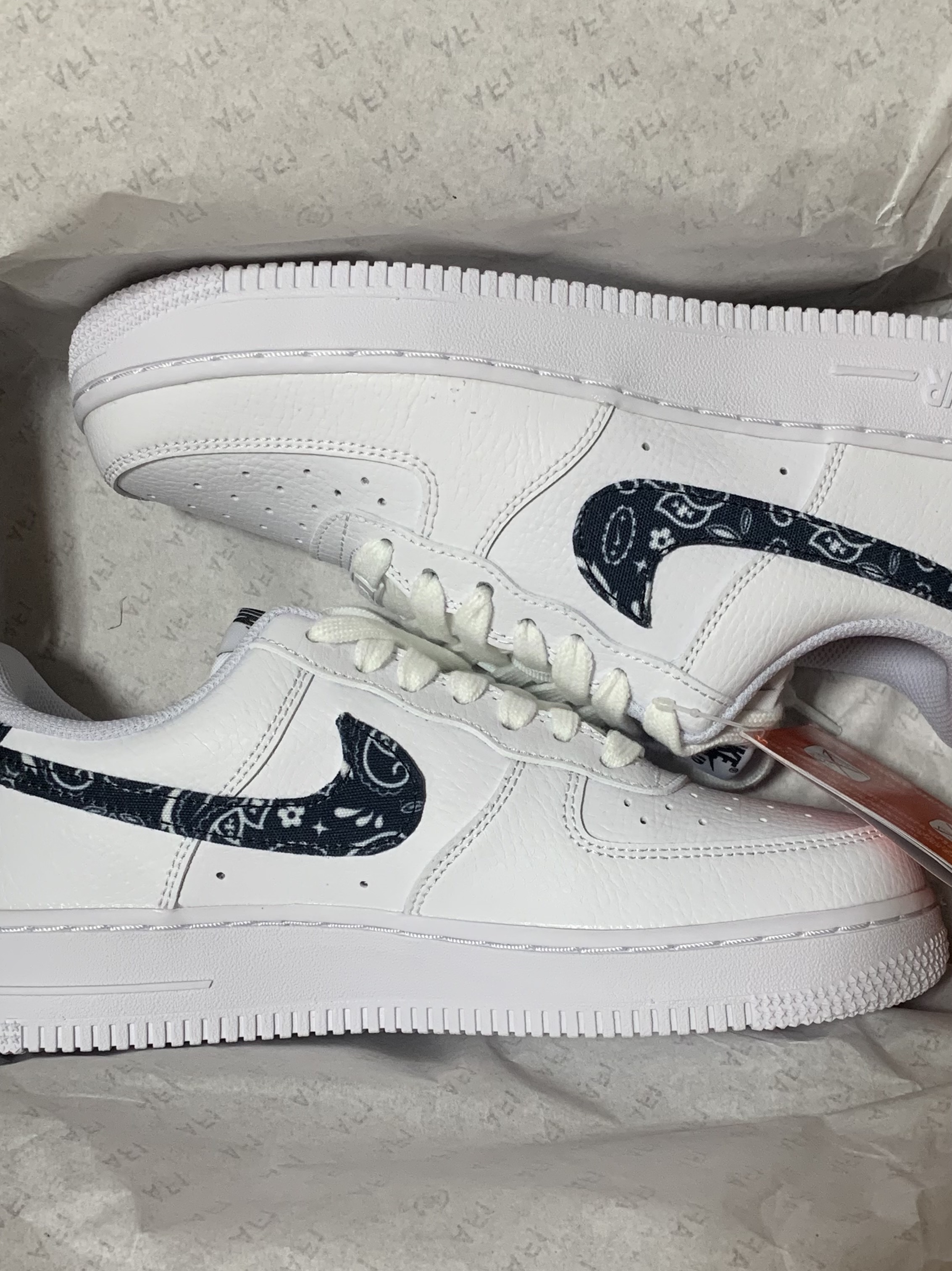 (W) Nike Air Force 1 '07 Essential Paisley Swoosh White Black 착용 스타일 - 1