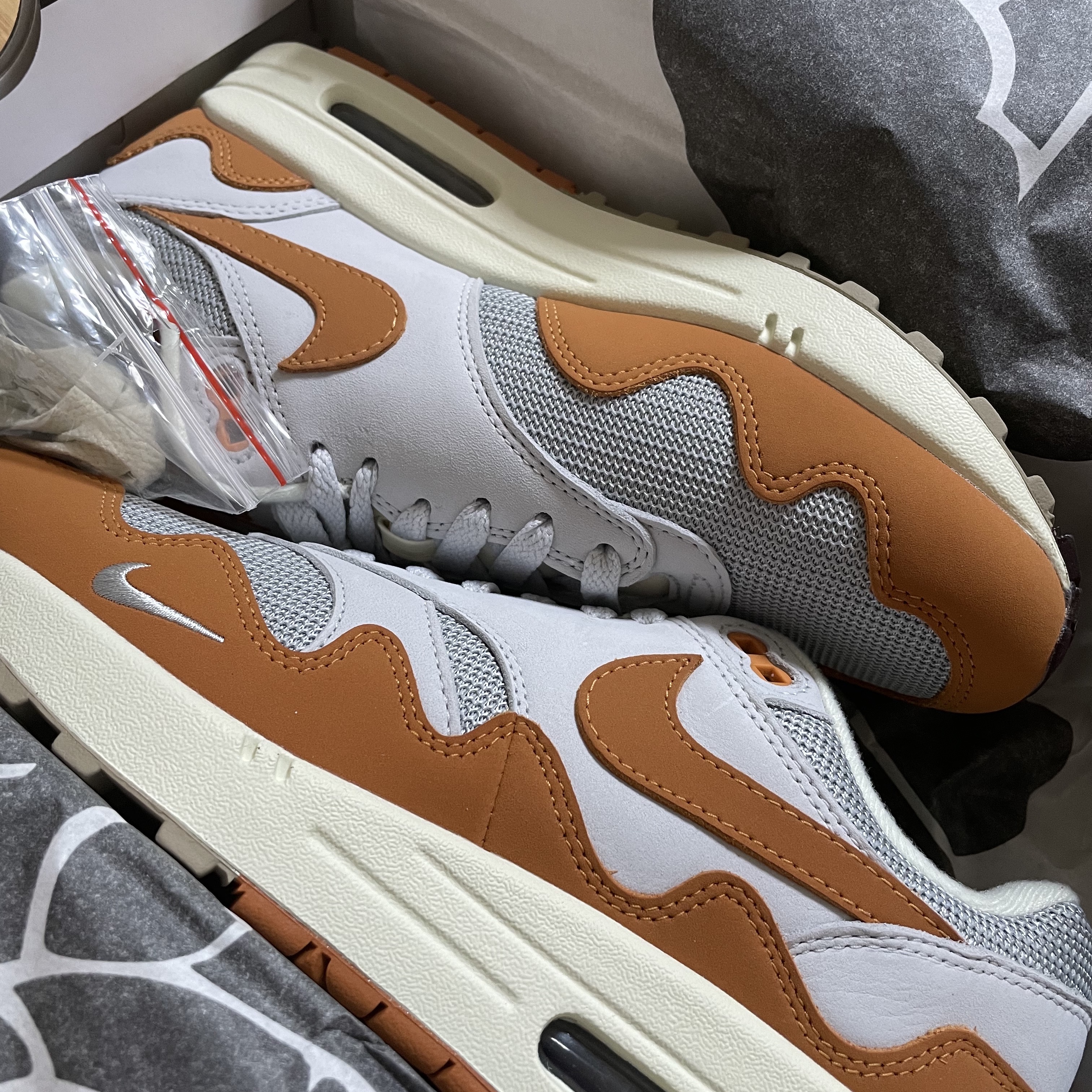 Nike x Patta Air Max 1 Monarch 착용 스타일