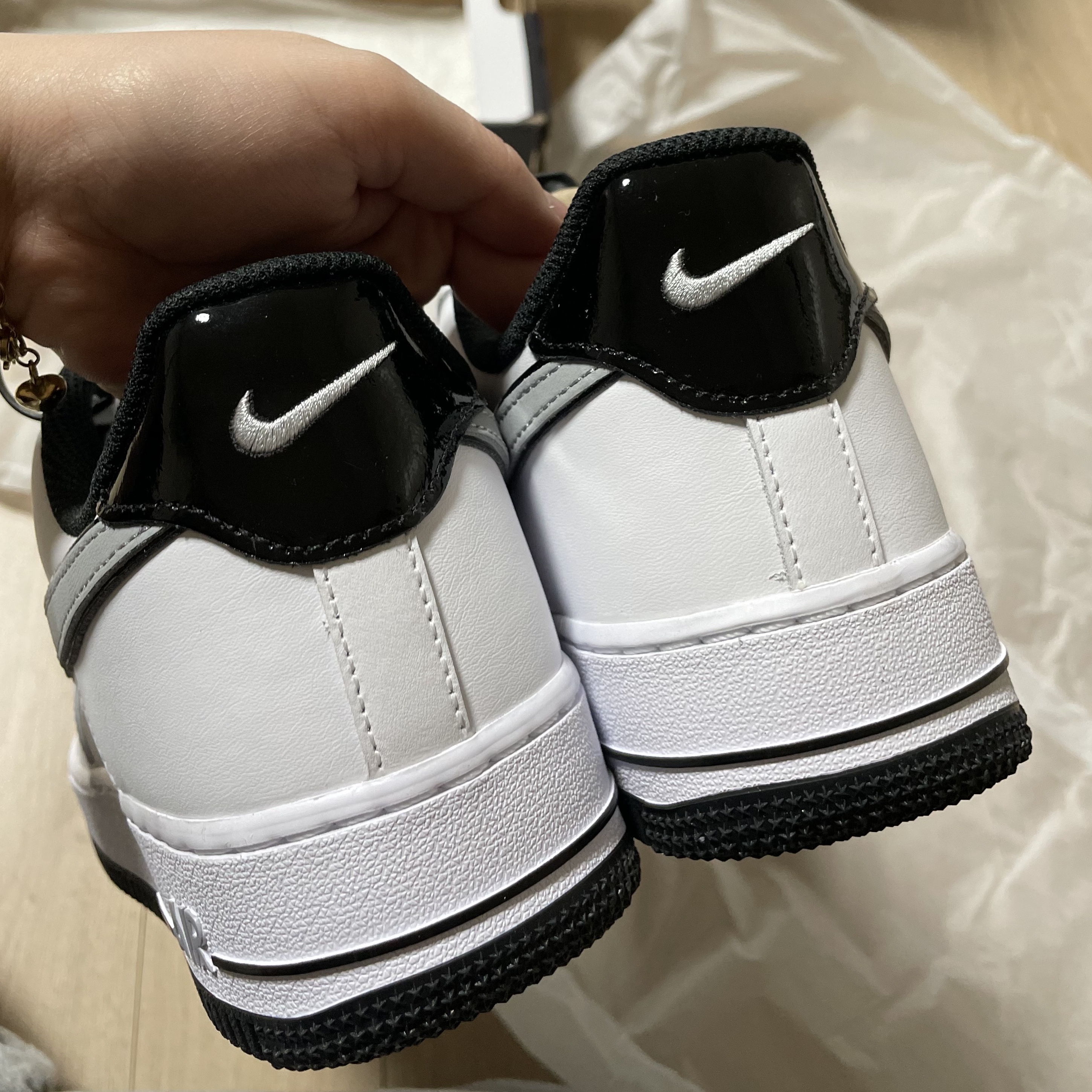 Nike Air Force 1 '07 LV8 White Black Wolf Grey 착용 스타일 - 3