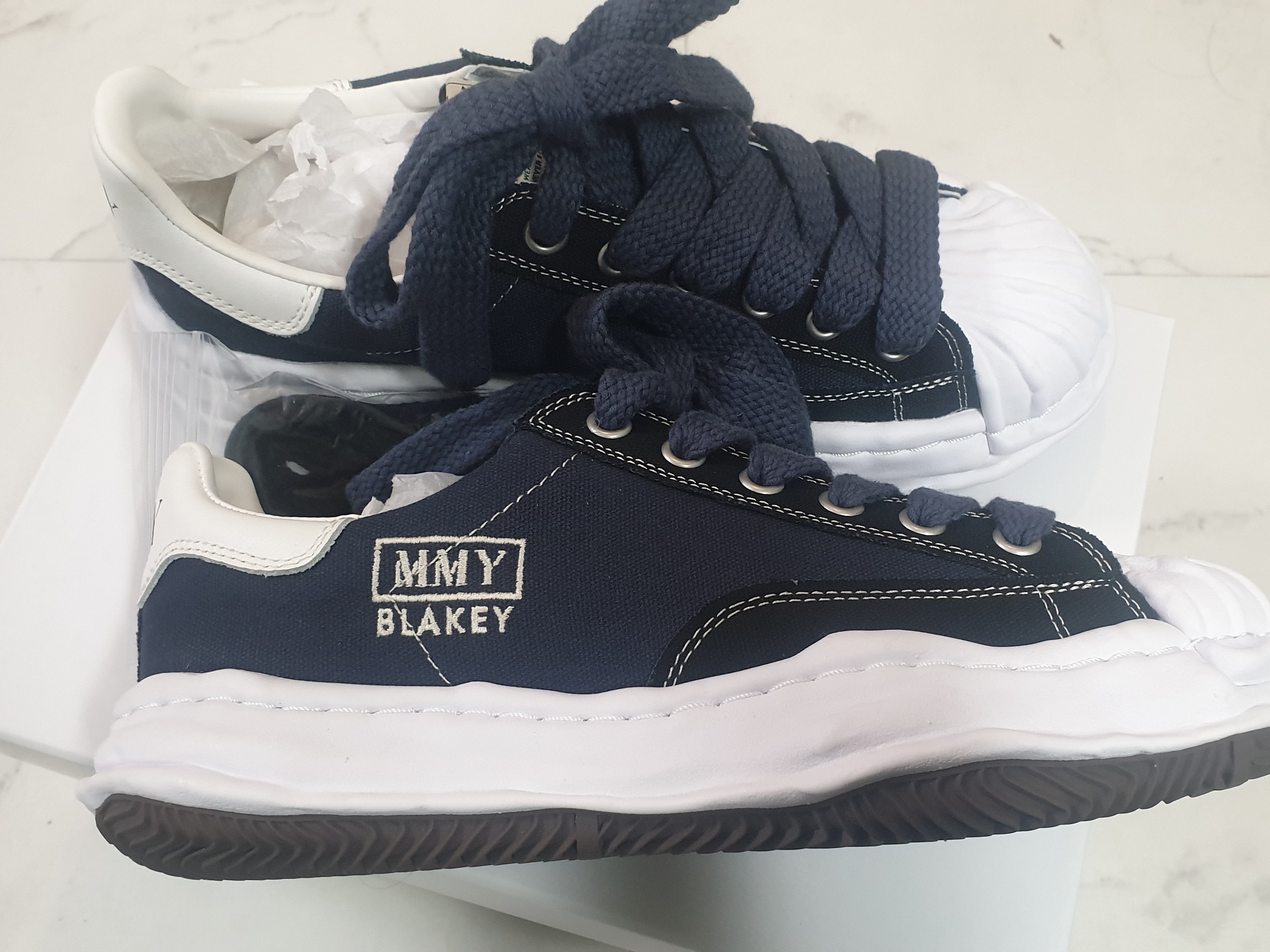 Maison Mihara Yasuhiro Blakey OG Sole Canvas Low-top Sneakers Black 착용 스타일 - 1