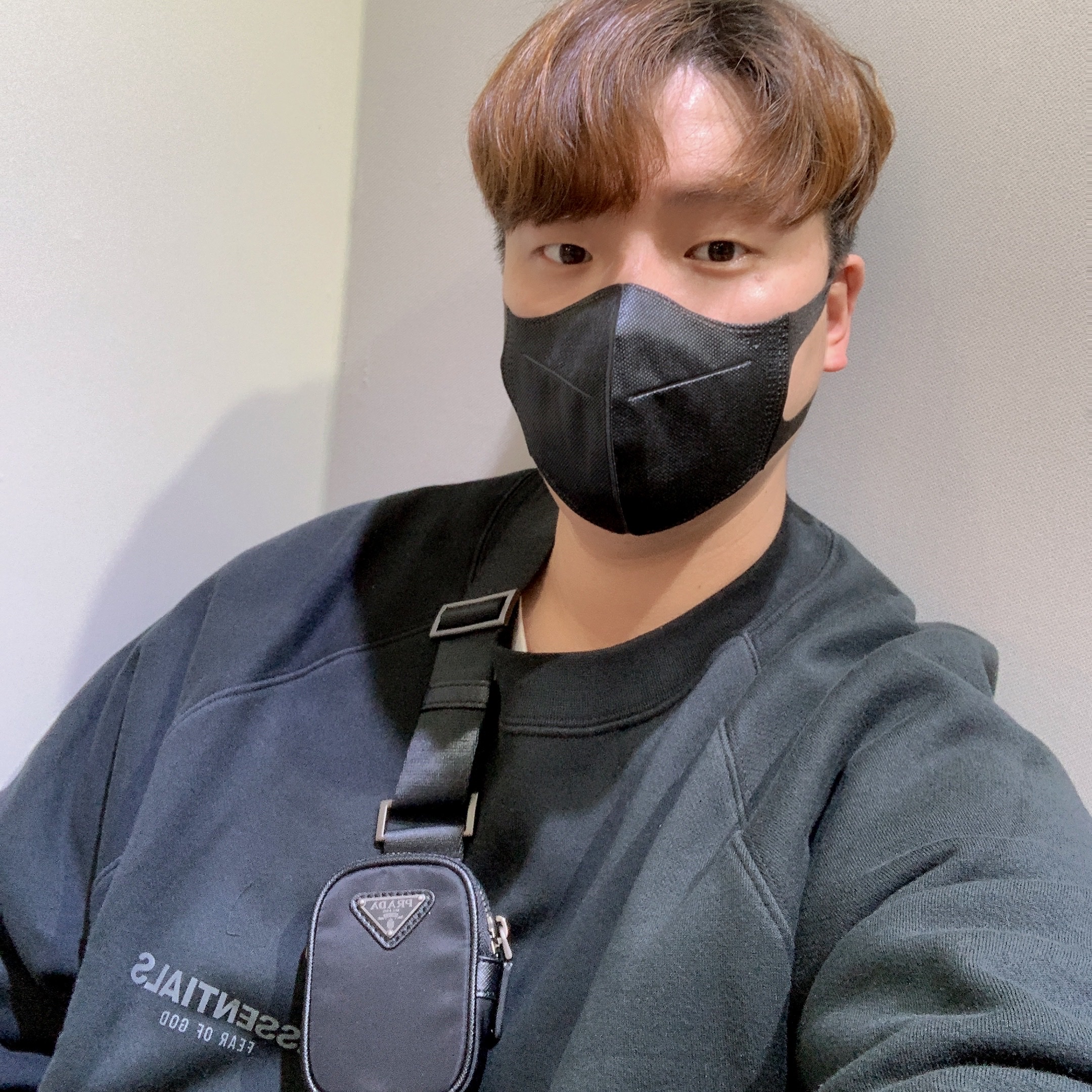 Essentials The Core Collection Sweatpants Black, Essentials The Core Collection Pullover Crewneck Black 착용 스타일 - 1