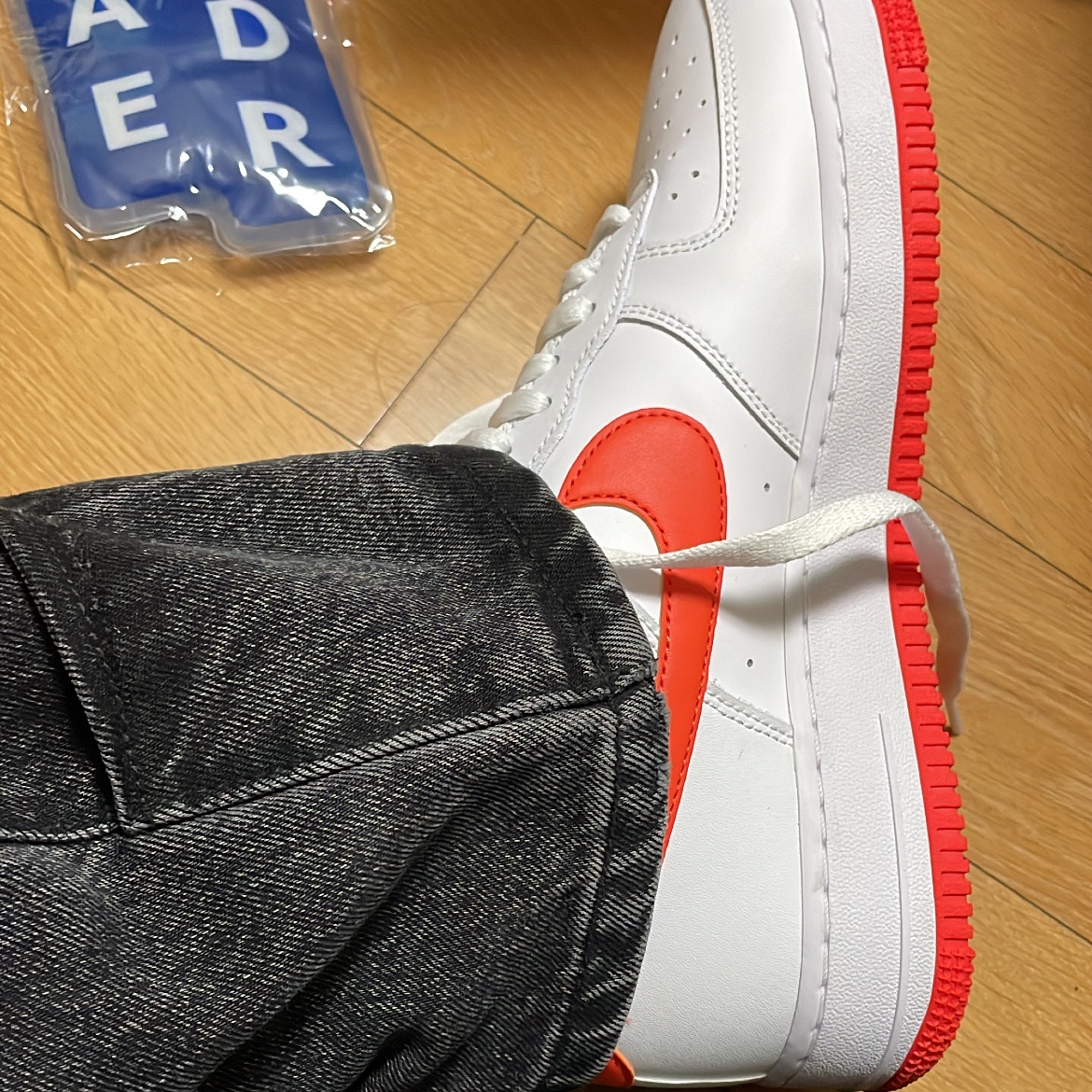 (W) Nike Air Force 1 '07 Essential Paisley Swoosh White Black, Nike Air Force 1 '07 Low White Team Orange 착용 스타일 - 4