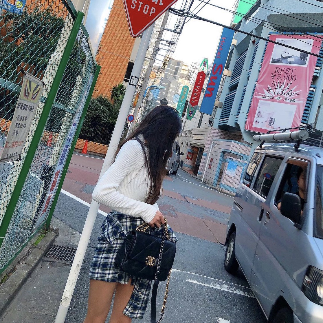 Chanel Medium 19 Handbag Lambskin & Gold Black 착용 스타일