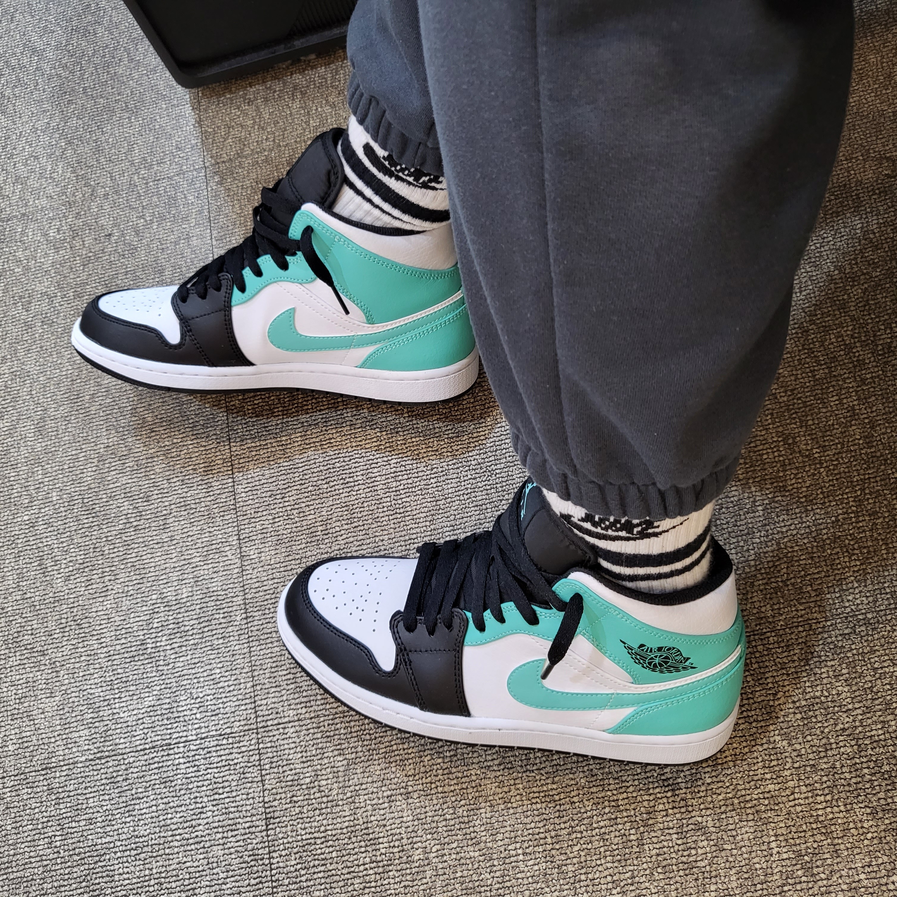 Jordan 1 Mid Tropical Twist 착용 스타일