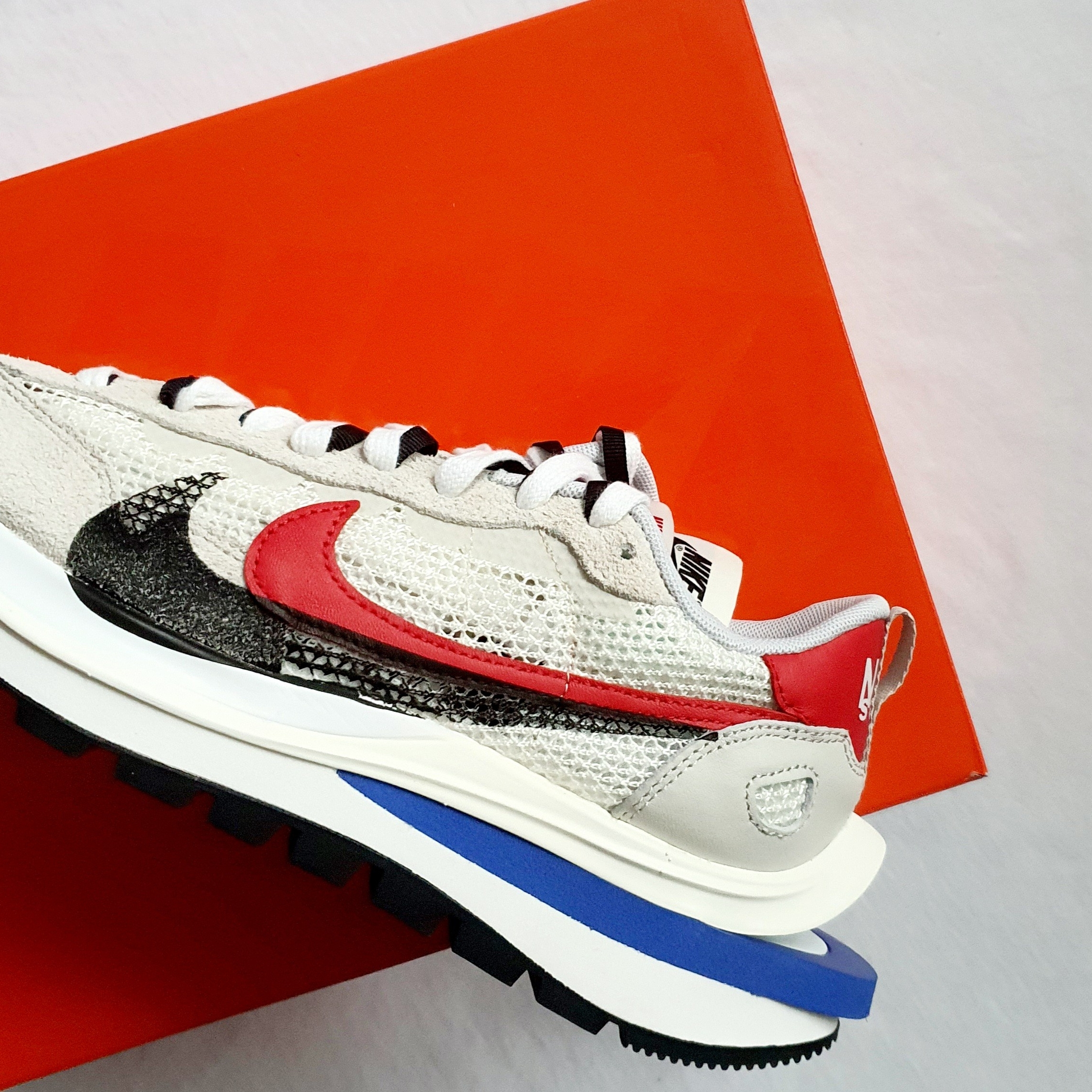 Nike x Sacai VaporWaffle Royal Fuchsia 착용 스타일 - 5