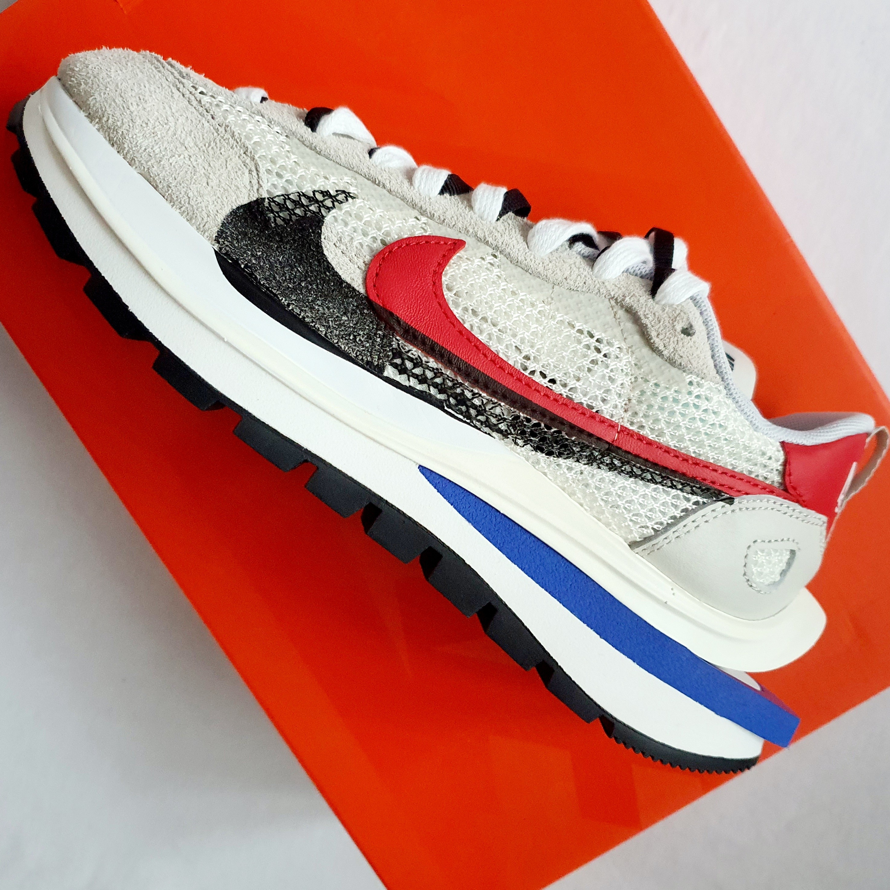 Nike x Sacai VaporWaffle Royal Fuchsia 착용 스타일 - 2