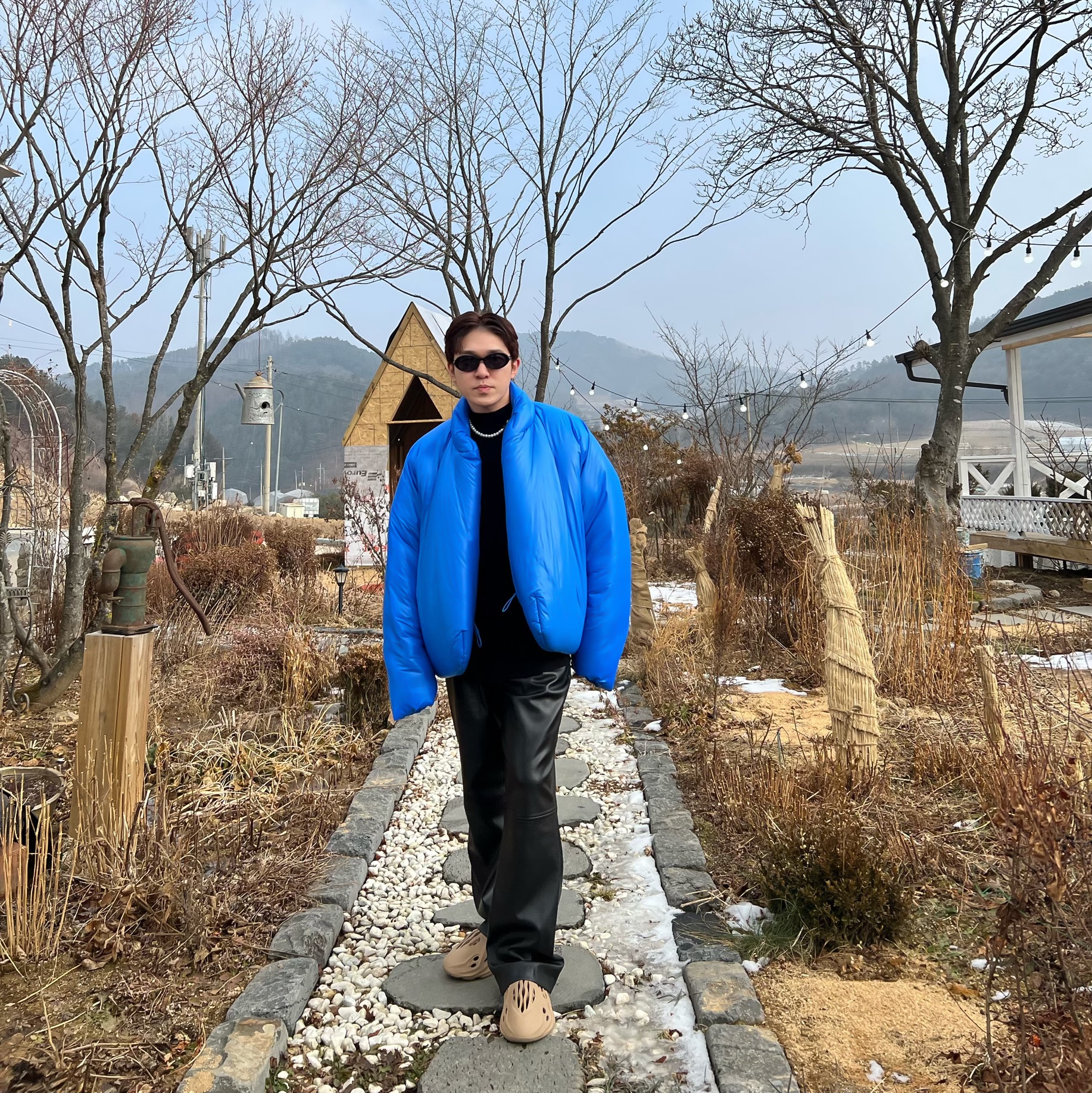 Yeezy Gap Round Jacket Blue, Adidas Yeezy Foam RNNR Ochre 착용 스타일 - 1