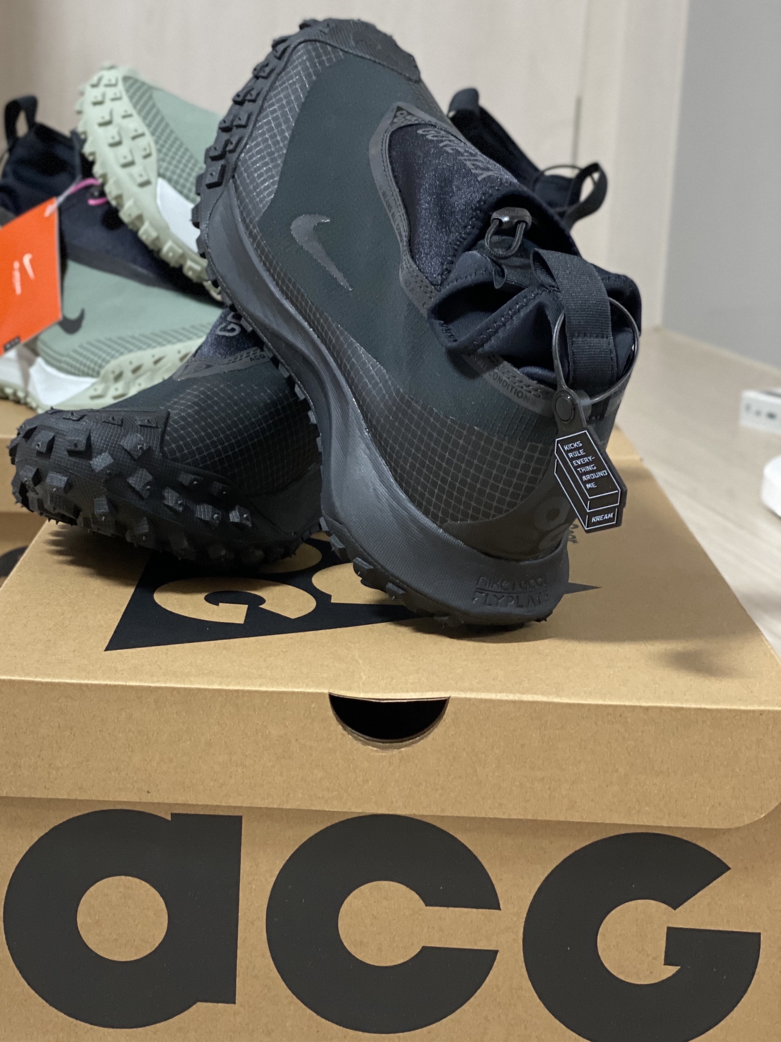 Nike ACG Mountain Fly Gore-Tex Black and Dark Grey, Nike ACG Mountain Fly Gore-Tex Clay Green 착용 스타일 - 1
