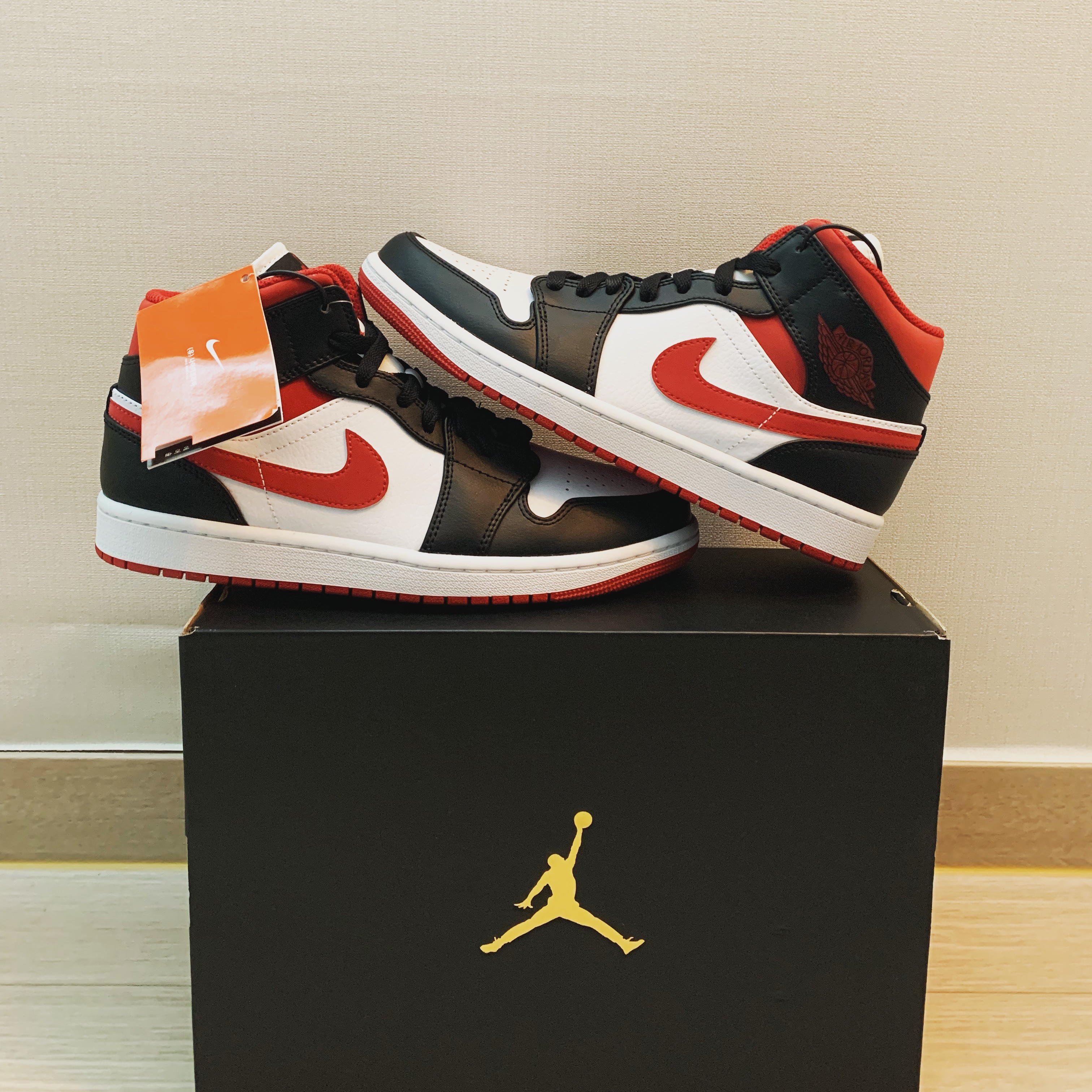 Jordan 1 Mid Gym Red Black White 착용 스타일