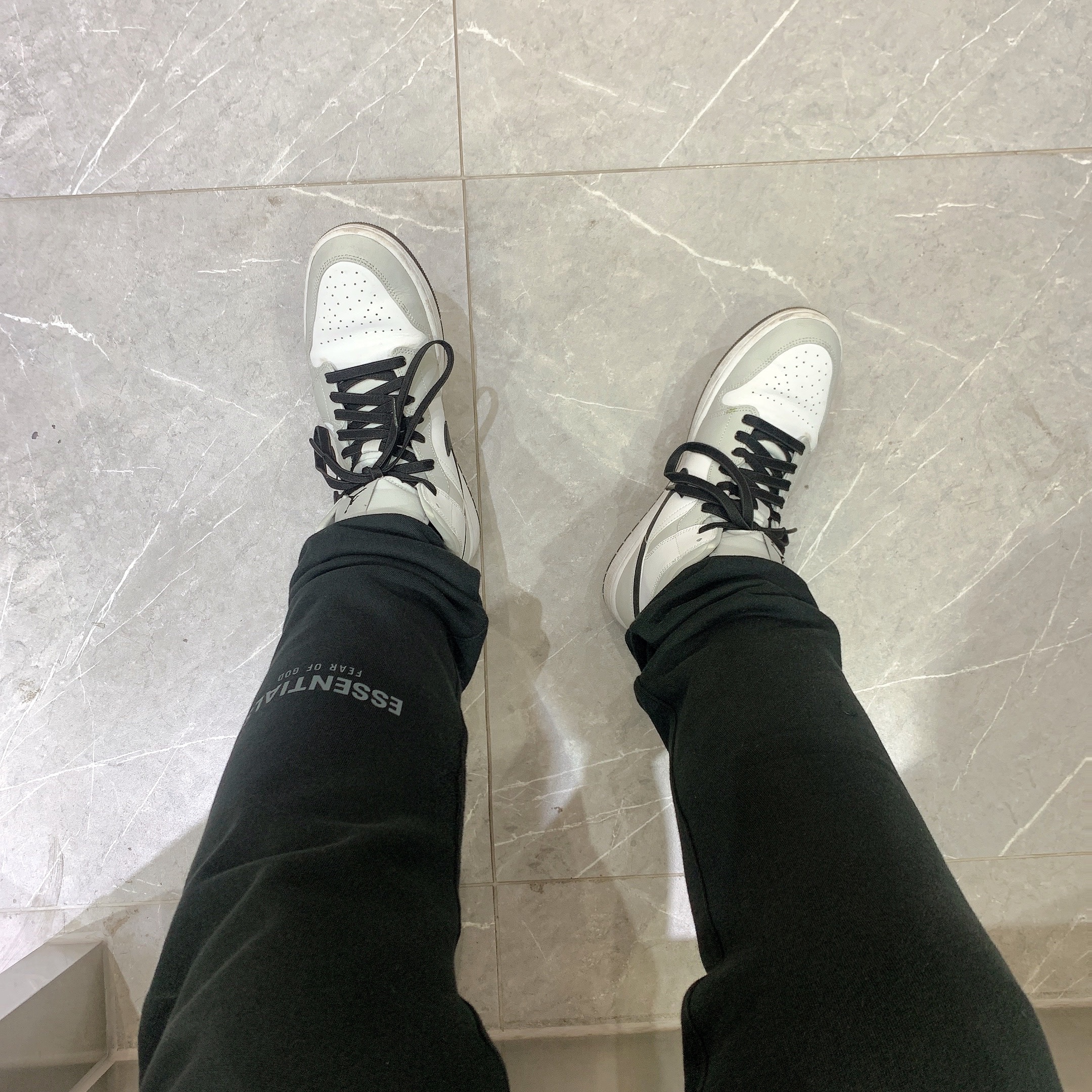 Essentials The Core Collection Sweatpants Black, Essentials The Core Collection Pullover Crewneck Black 착용 스타일 - 2