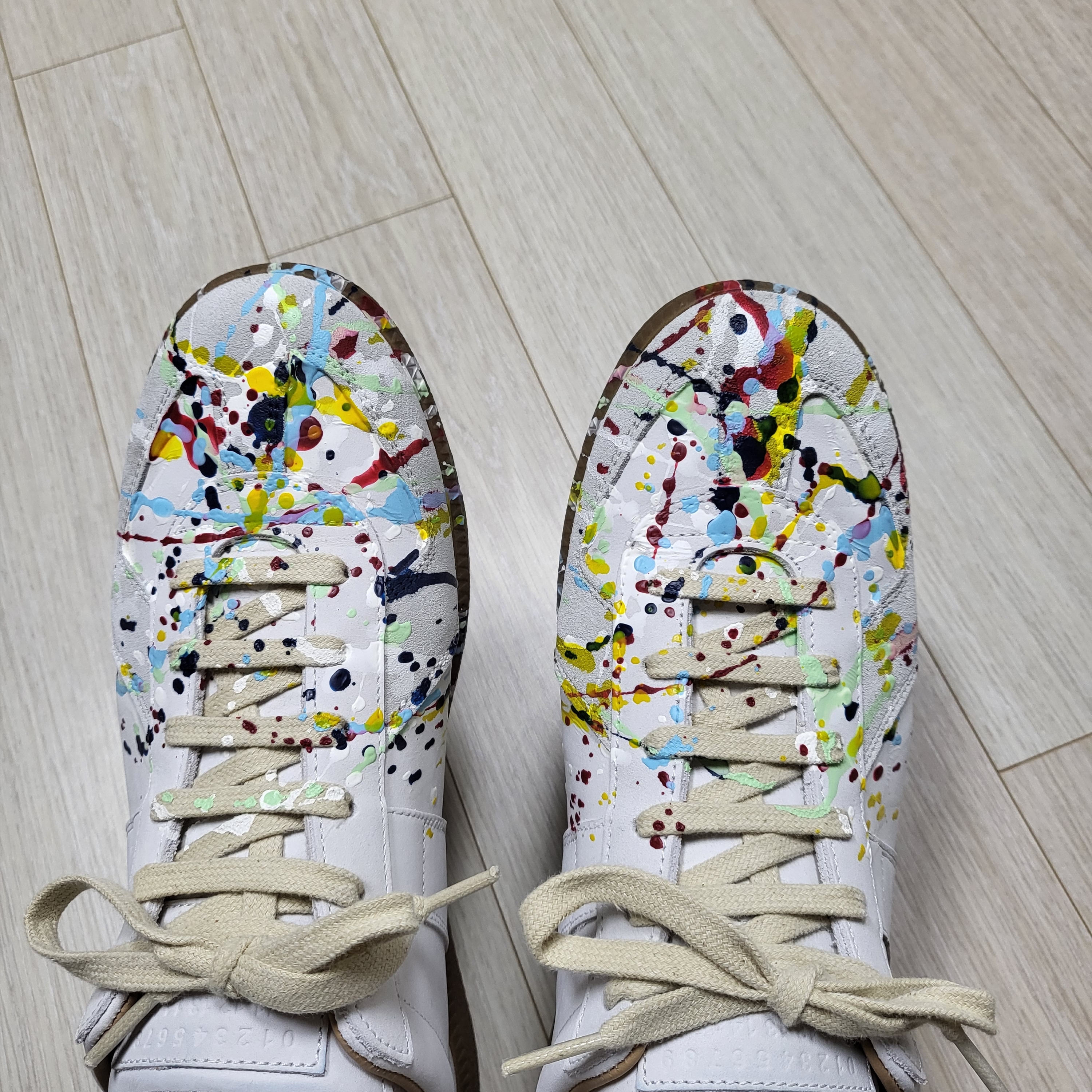 Maison Margiela Replica Paint Drop Sneakers 착용 스타일 - 1