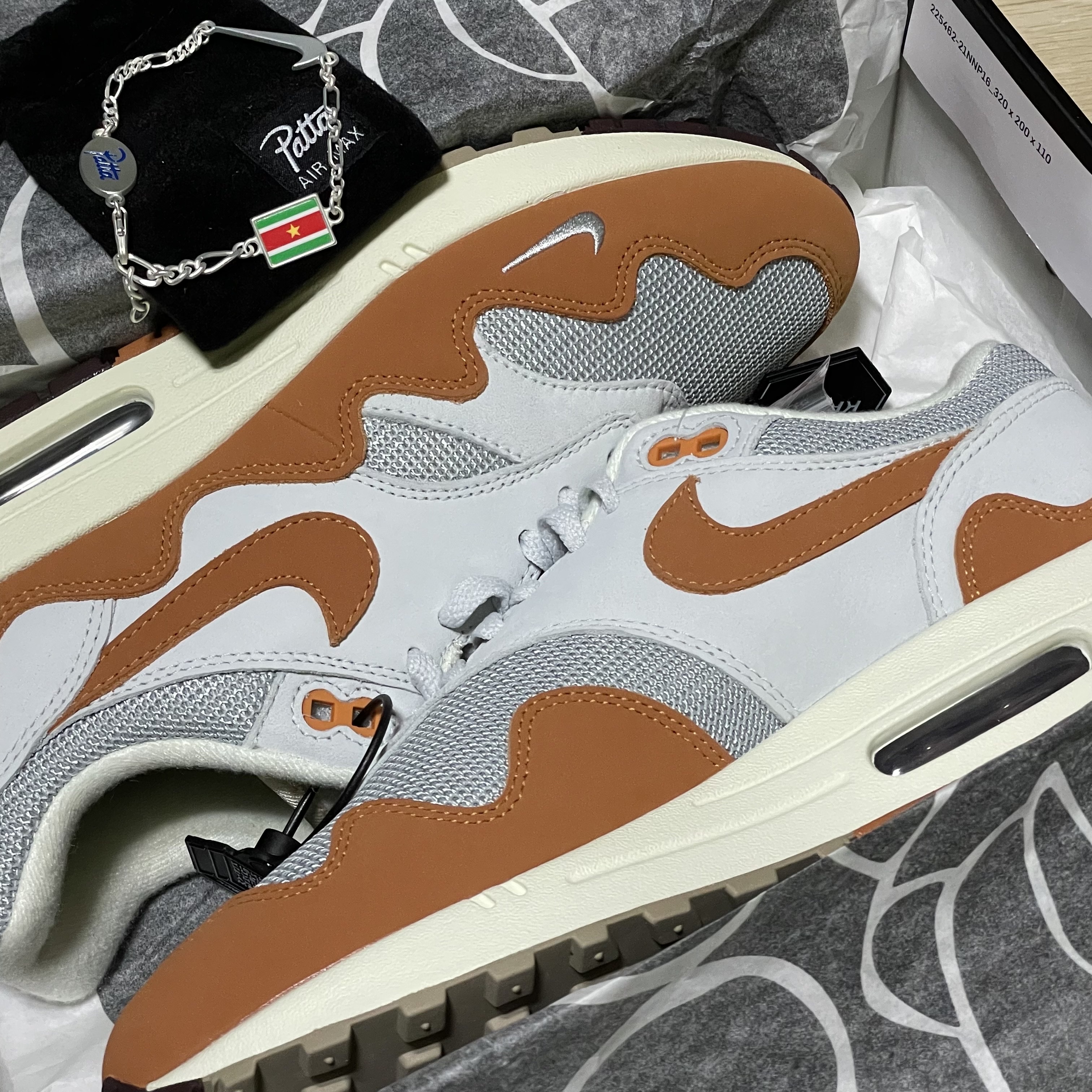 Nike x Patta Air Max 1 Monarch 착용 스타일