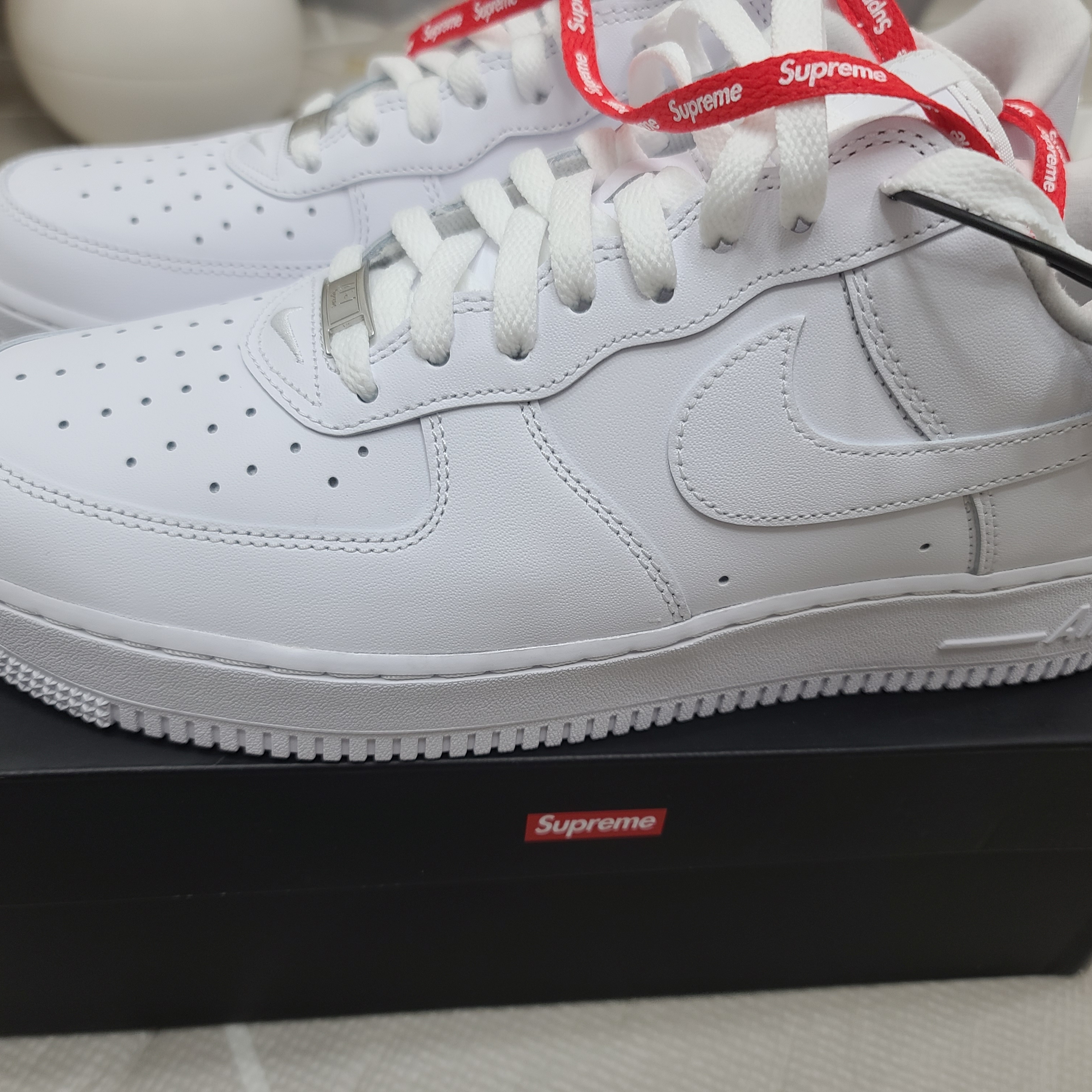 Nike x Supreme Air Force 1 Low White 착용 스타일 - 3