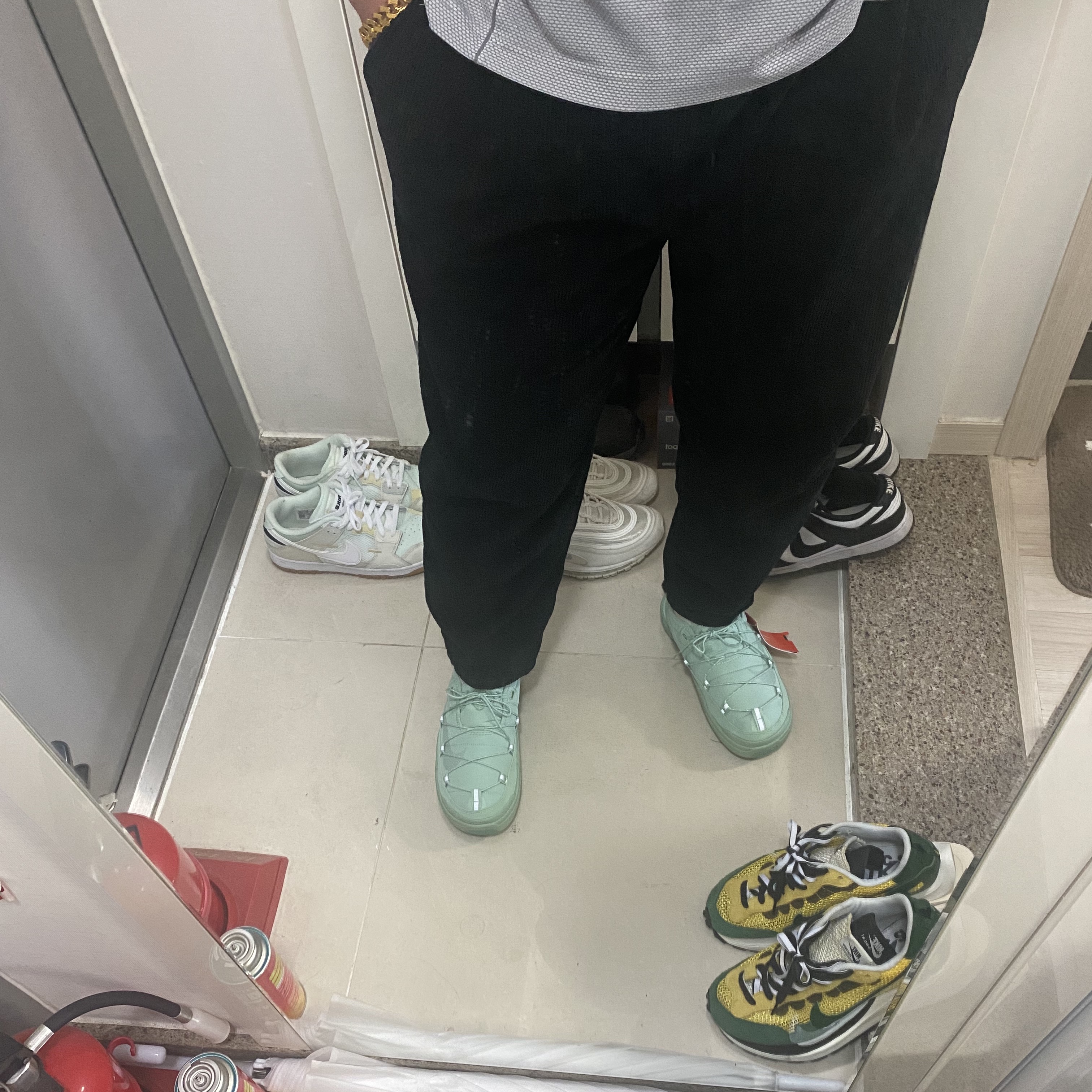 Nike x Sacai VaporWaffle Tour Yellow & Gorge Green Sail, Nike Dunk Low Retro Black 착용 스타일