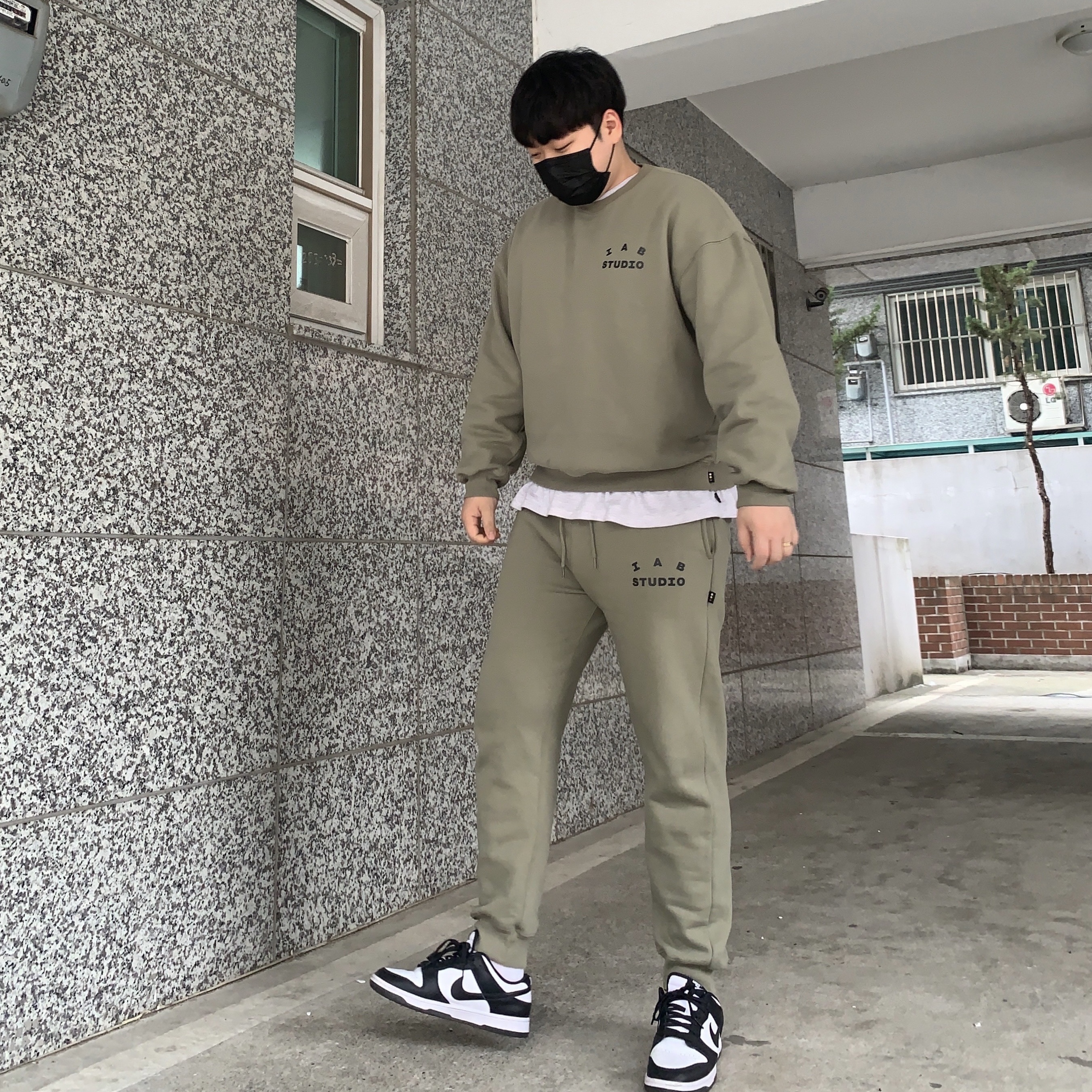 IAB Studio Sweatshirt Olive Green - 19FW, IAB Studio Sweatpants Olive Green - 19FW 착용 스타일