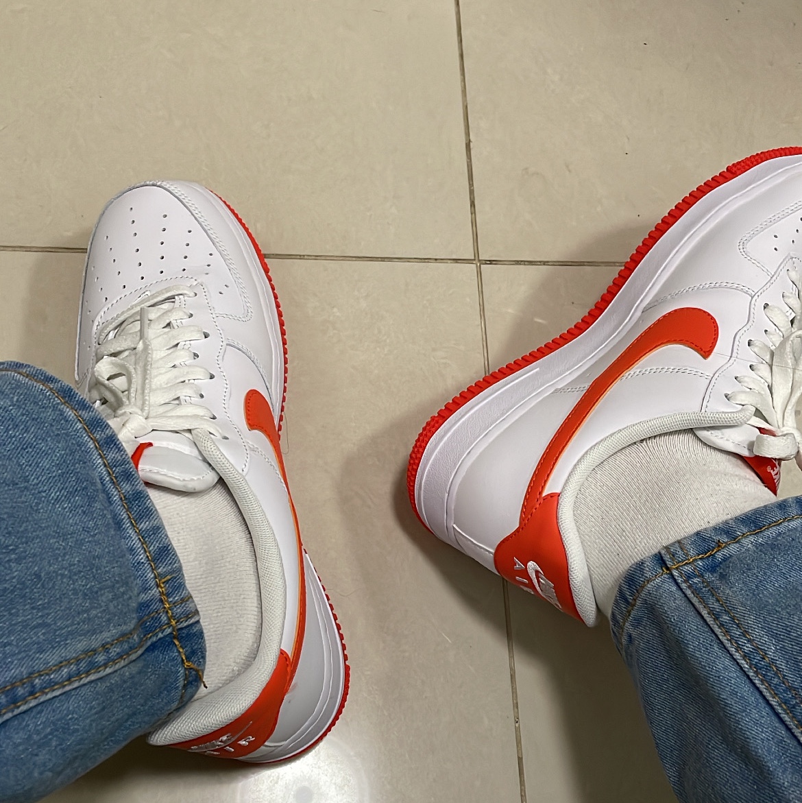 (W) Nike Air Force 1 '07 Essential Paisley Swoosh White Black, Nike Air Force 1 '07 Low White Team Orange 착용 스타일 - 2