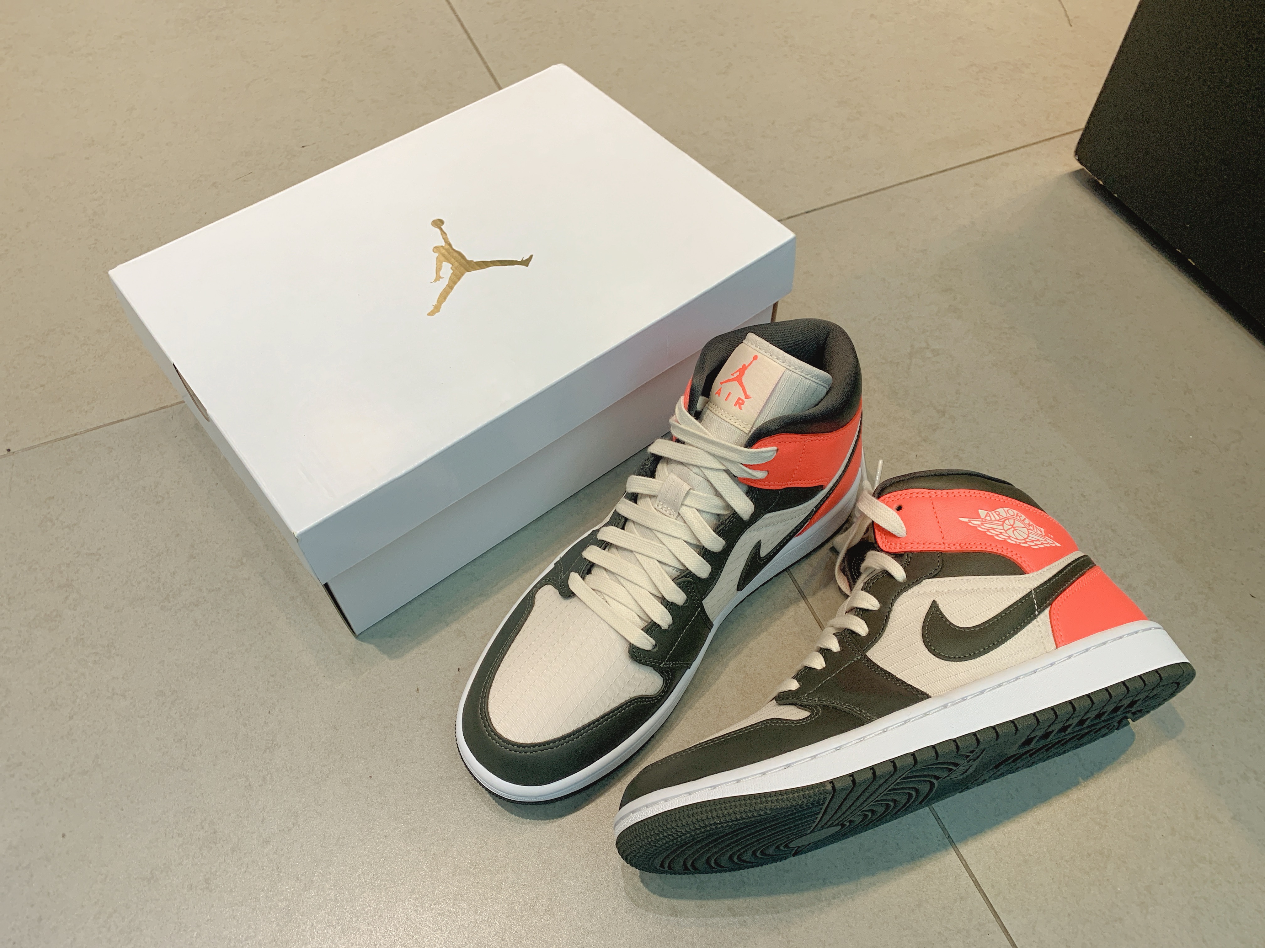 (W) Jordan 1 Mid SE Newsprint 착용 스타일