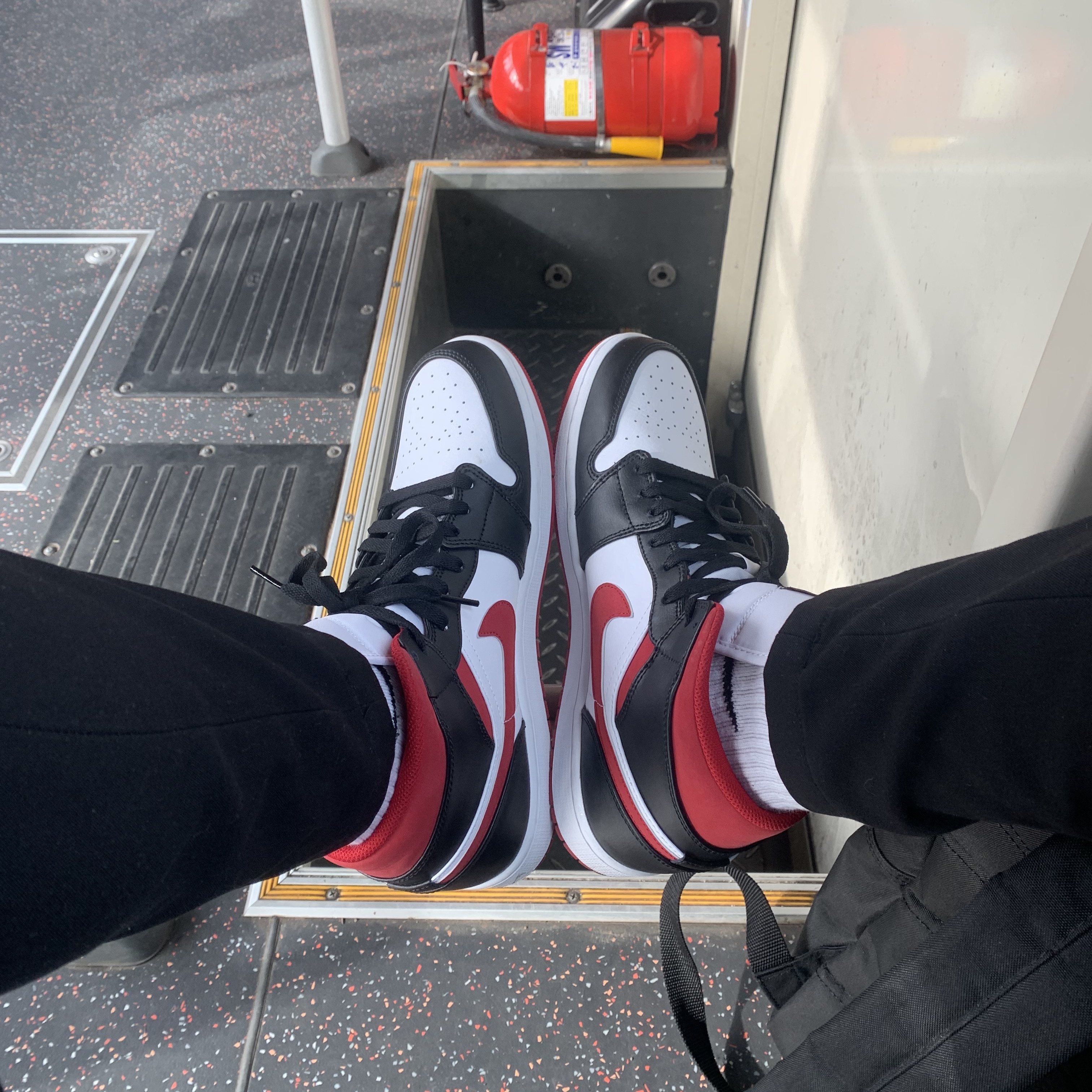 Jordan 1 Mid Gym Red Black White 착용 스타일