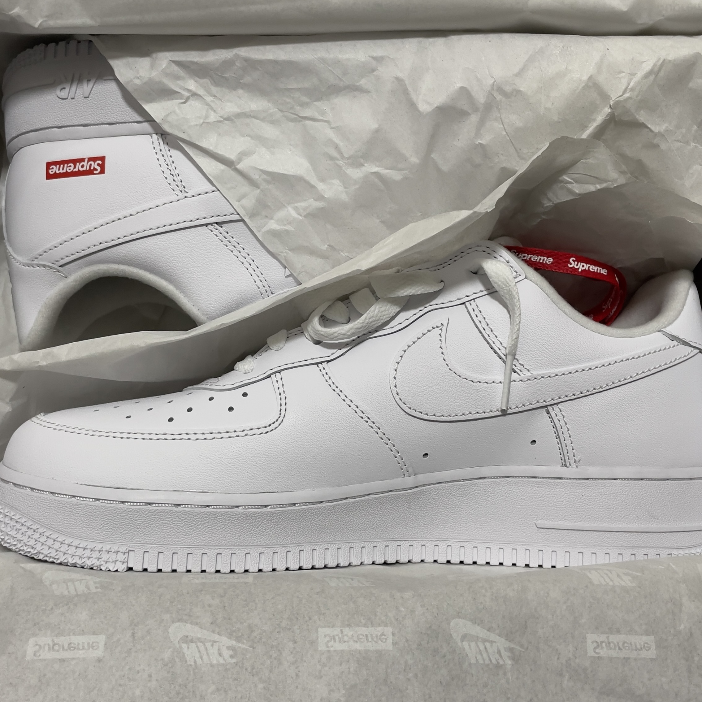 Nike x Supreme Air Force 1 Low White 착용 스타일