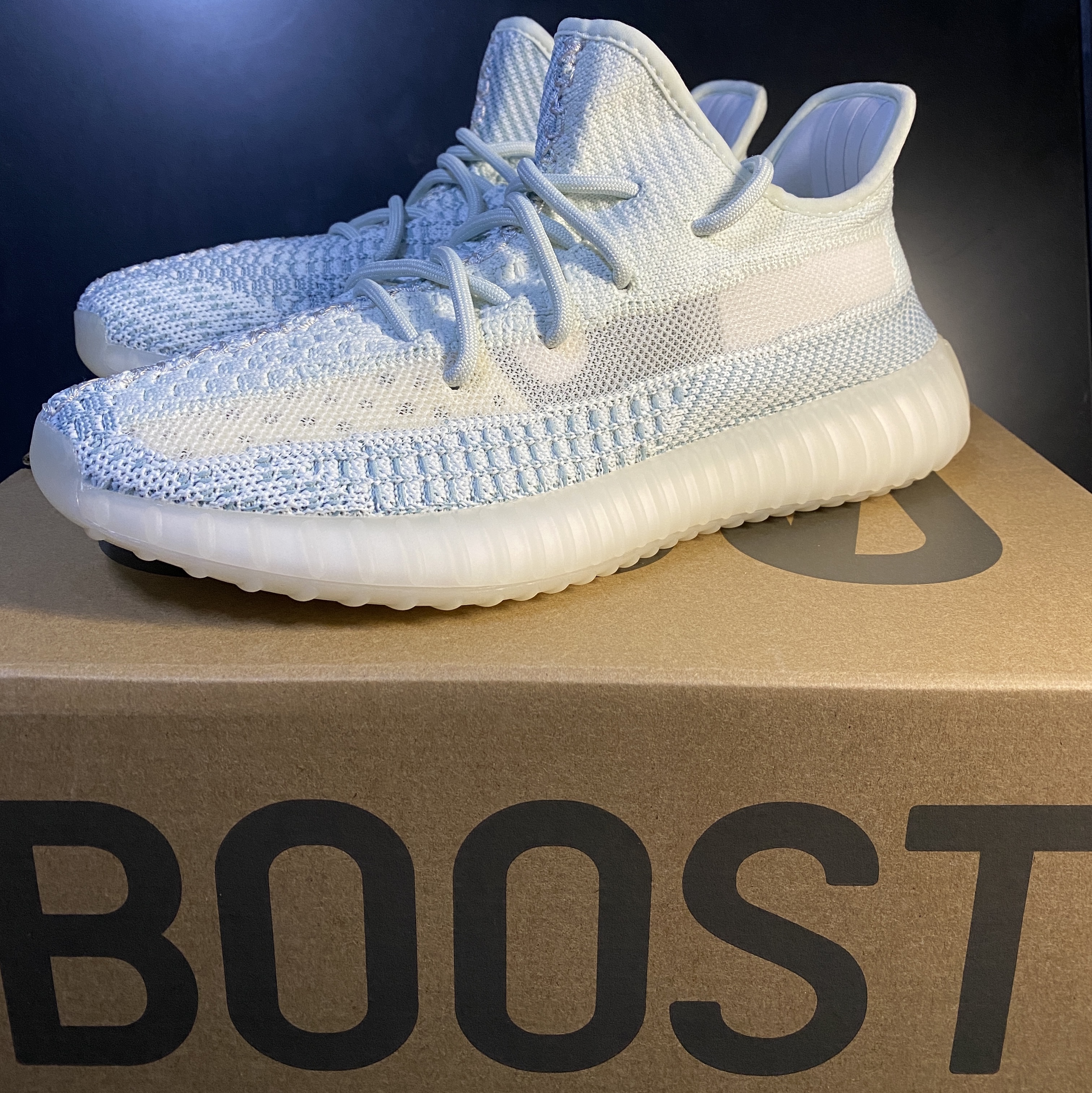 Adidas Yeezy Boost 350 V2 Cloud White - Non-Reflective 착용 스타일