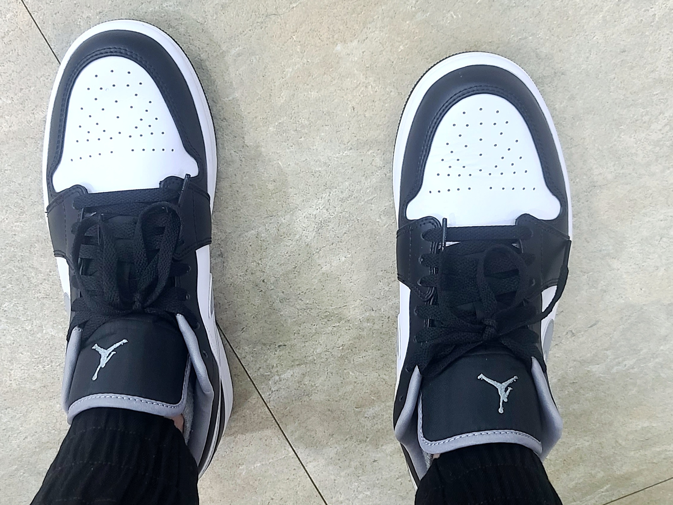 Jordan 1 Low Black Particle Grey 착용 스타일 - 2