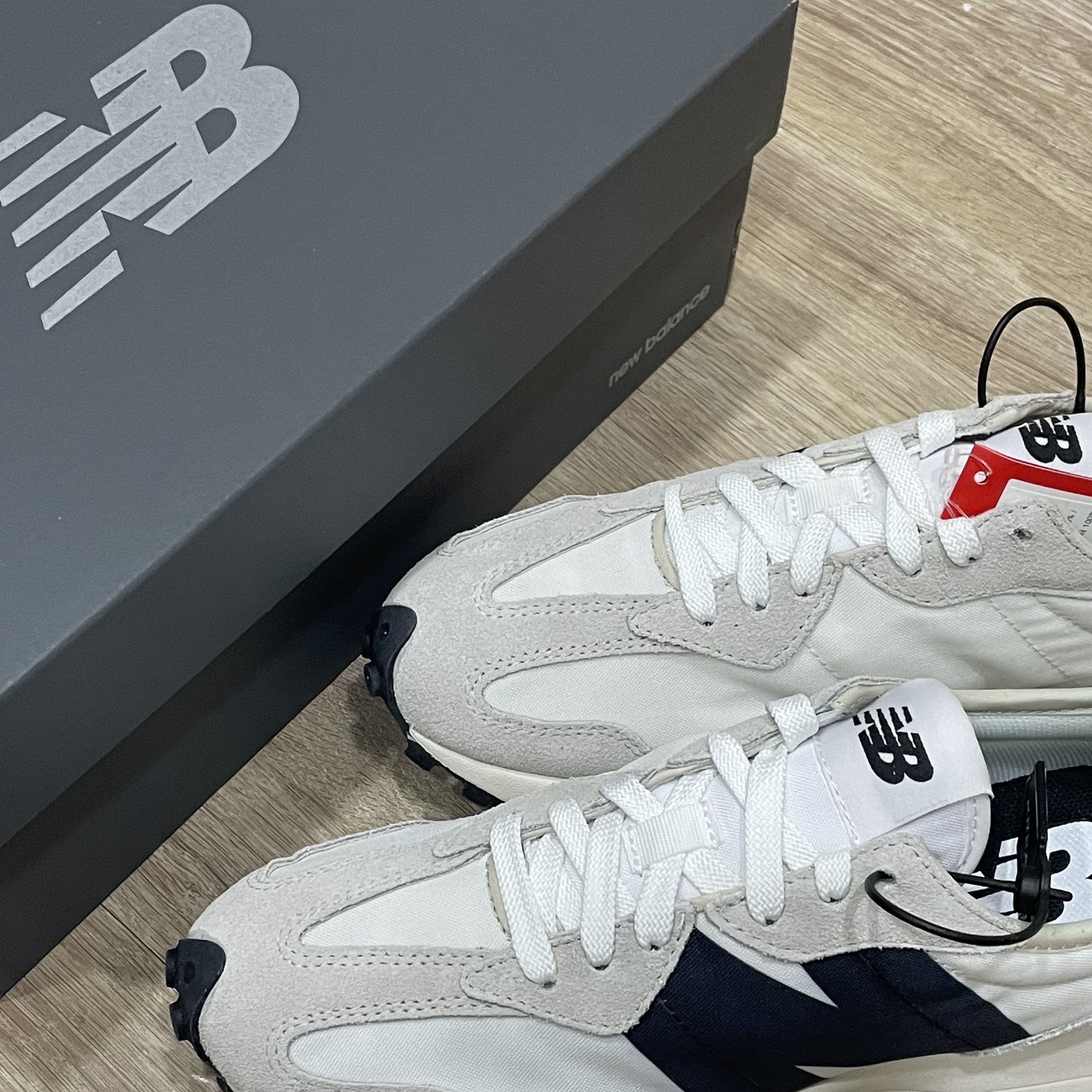 New Balance 327 White Black 착용 스타일 - 1