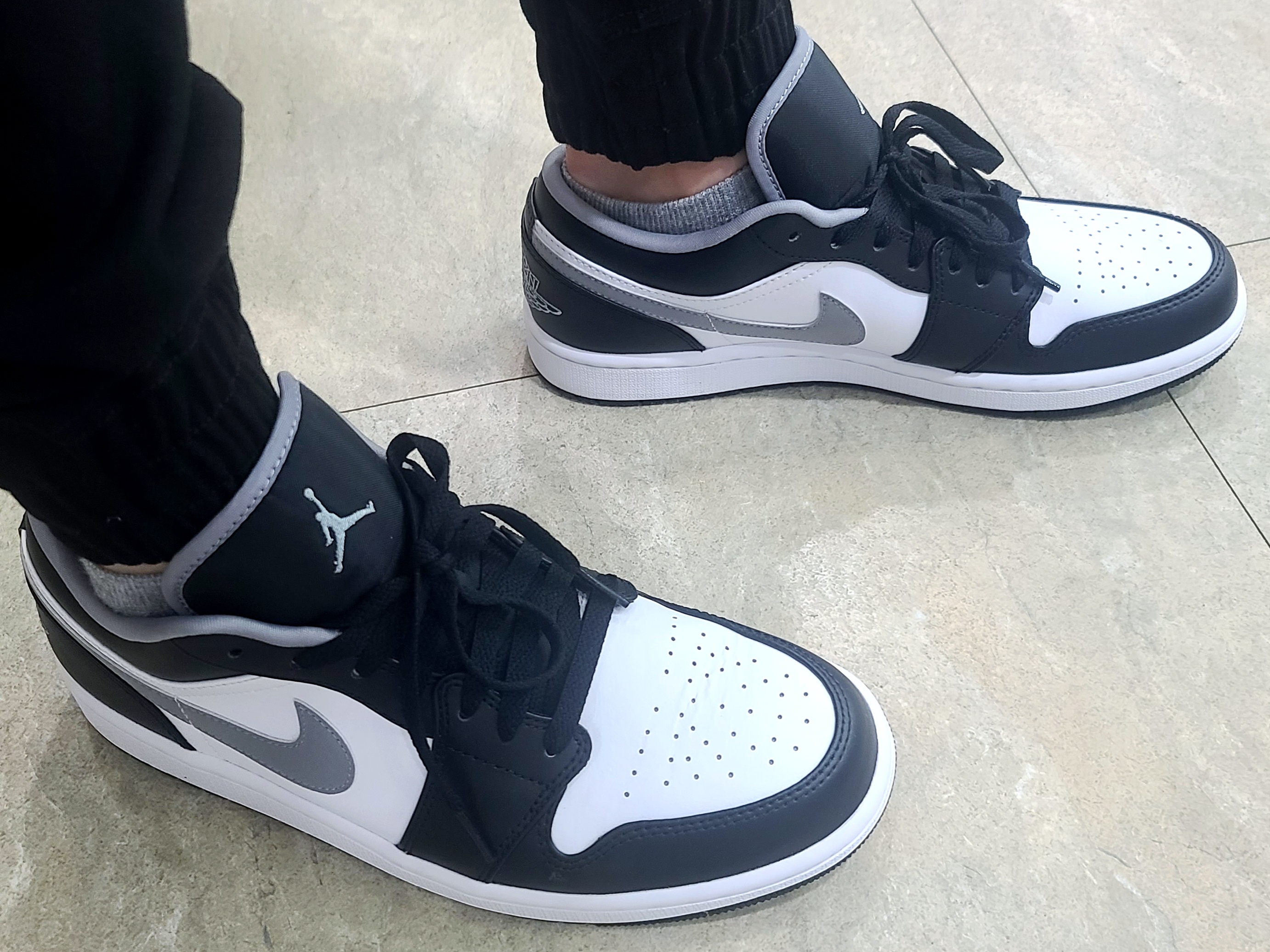 Jordan 1 Low Black Particle Grey 착용 스타일 - 1